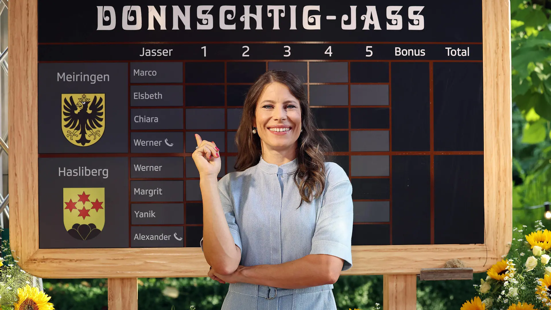 Donnschtig-Jass live aus Baar Moderatorin Sonia Kälin vor der Jasswand. SRF-Live-Sendung Donnschtig-Jass vom 21.07.2022 in Baar, Kanton Zug, Schweiz. *** Donnschtig Jass live from Baar host Sonia Kälin in front of the Jasswand SRF Live broadcast Donnschtig Jass from 21 07 2022 in Baar, Canton Zug, Switzerland