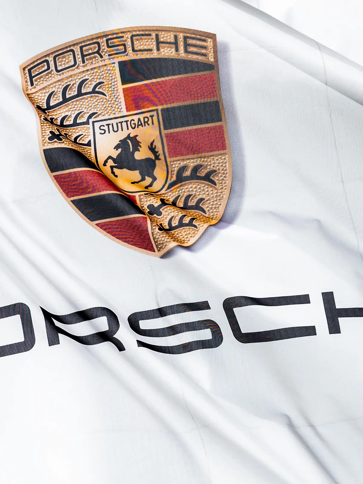  Das Logo von Porsche ist auf einer Flagge vor dem Porsche Zentrum Schwarzwald-Baar zu sehen, die im Wind weht. Villingen-Schwenningen Baden-Württemberg Deutschland *** The Porsche logo can be seen on a flag in front of the Porsche Centre Schwarzwald Baar blowing in the wind Villingen Schwenningen Baden Württemberg Germany