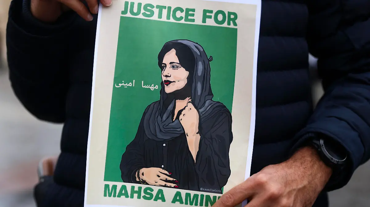 Solidarity Demonstration In Memory Of Mahsa Amini In Poland People attend solidarity demonstration in memory of Mahsa Amini, at the Main Square in Krakow, Poland on October 1st, 2022. Protests have erupted across Iran and worldwide after Mahsa Amini, a 22-year old Kurdish Iranian girl was brutally killed by the morality police of Islamic republic for her alleged failure to fully observe Islamic dress regulations. Krakow Poland PUBLICATIONxNOTxINxFRA Copyright: xBeataxZawrzelx originalFilename: zawrzel-solidari221001_npBoj.jpg 