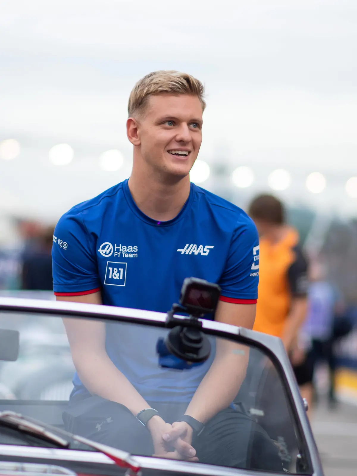  Mick Schumacher GER, Haas F1 Team 47 bei der Fahrerparade vor dem Rennen, SIN, Formel 1 Grand Prix von Singapur, Marina Bay Circuit, Rennen, 02.10.2022 SIN, Formel 1 Grand Prix von Singapur, Marina Bay Circuit, Rennen, 02.10.2022 Singapur *** Mick Schumacher GER, Haas F1 Team 47 during the drivers parade before the race, SIN, Formula 1 Singapore Grand Prix, Marina Bay Circuit, race, 02 10 2022 SIN, Formula 1 Singapore Grand Prix, Marina Bay Circuit, race, 02 10 2022 Singapore Copyright: xEibner/Memmlerx EP_MMR