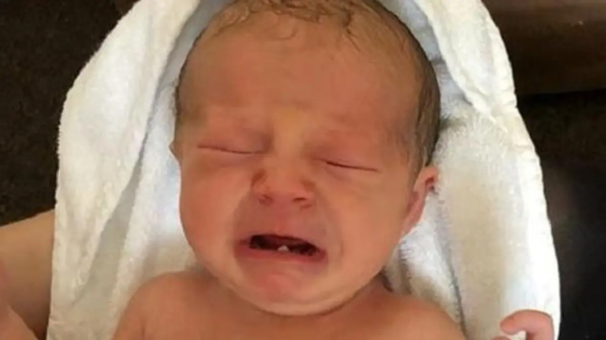 Isla-Rose Heasman wurde mit einem Milchzahn geboren.