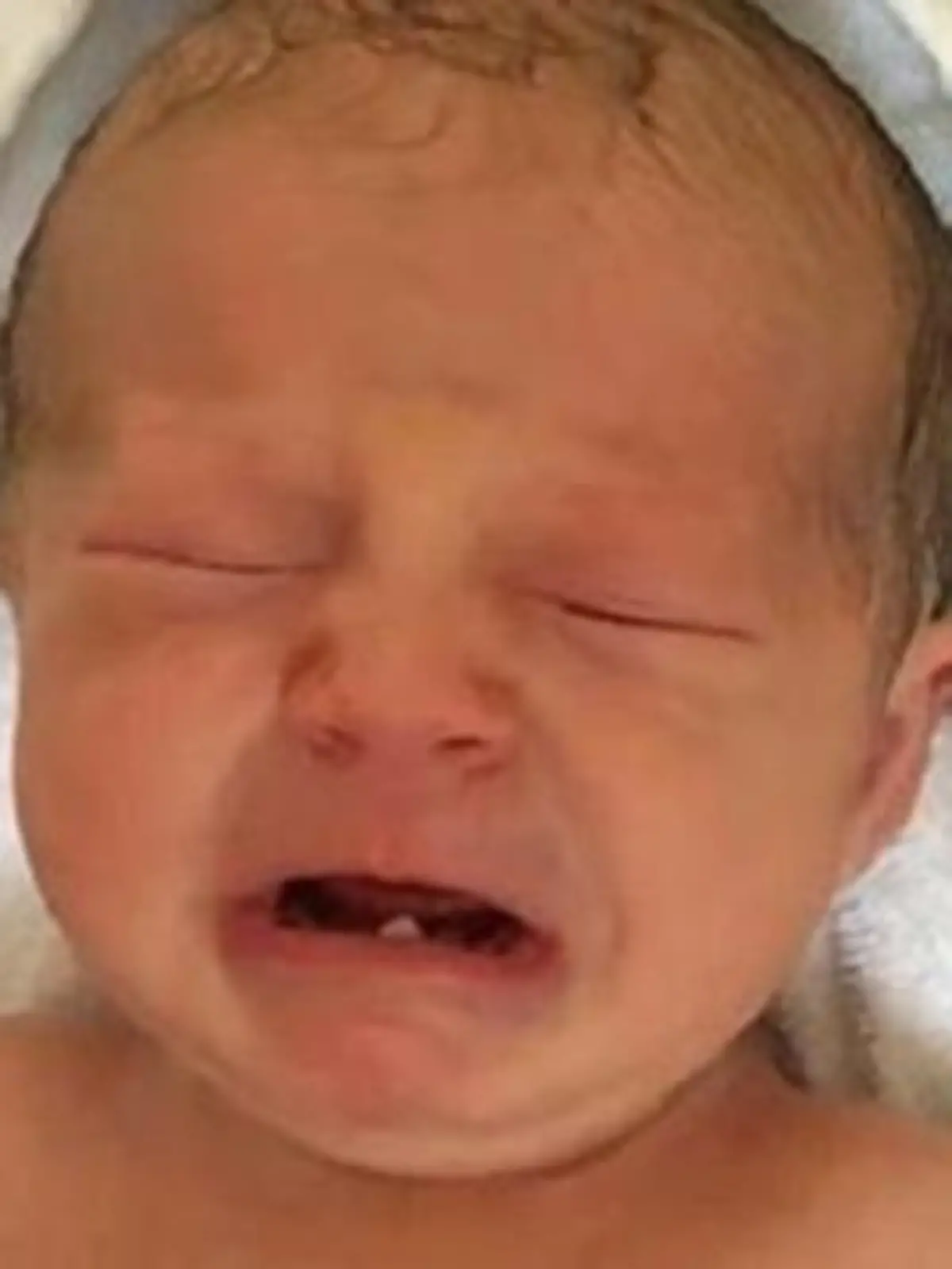Isla-Rose Heasman wurde mit einem Milchzahn geboren.