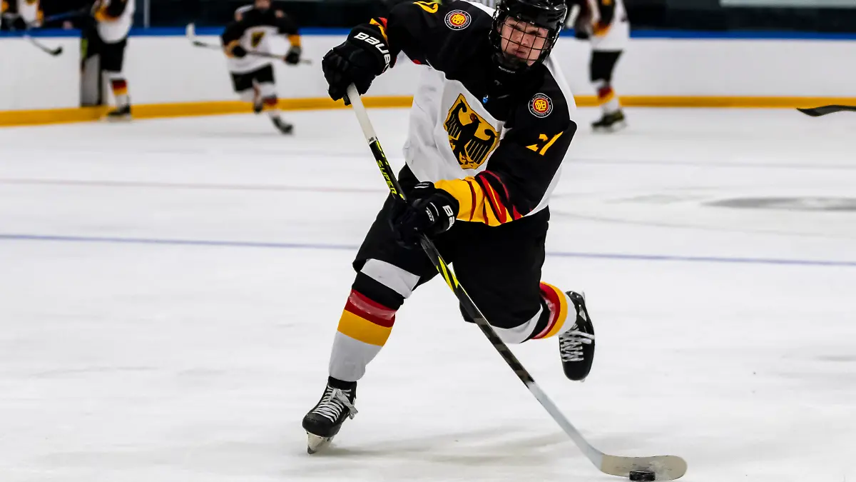 Schuss von Luca Hauf (17, Deutschland U18) GER, Schweden vs Deutschland, Eishockey, IIHF U18 WM 2022, Gameday 4, Game 15, Viertelfinale, 28.04.2022, Foto: Eibner/Florian Wolf