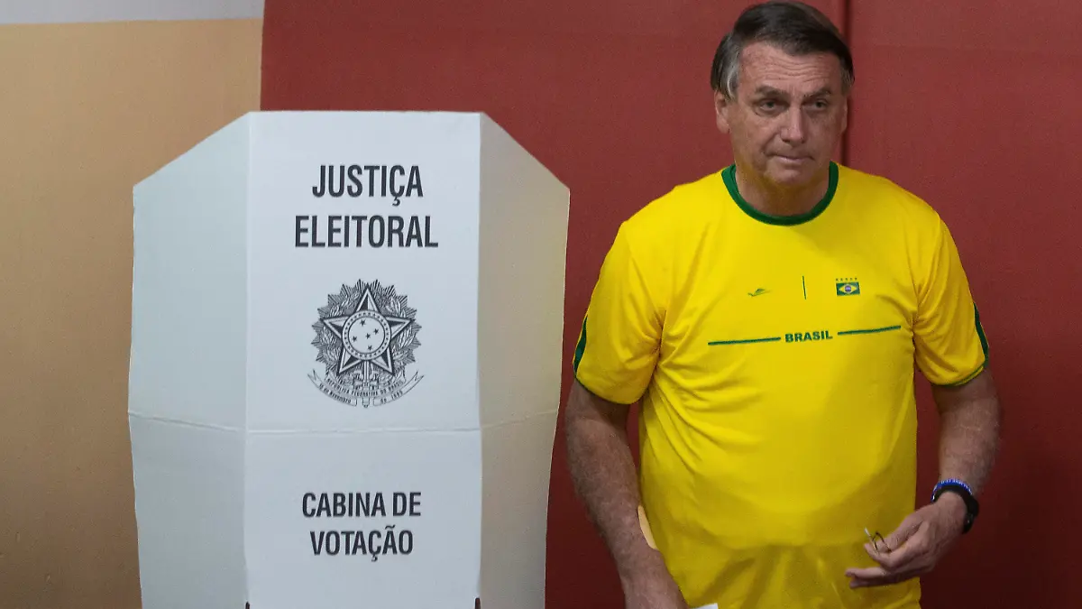 dpatopbilder - 02.10.2022, Brasilien, Rio De Janeiro: Jair Bolsonaro, Präsident von Brasilien, der für eine weitere Amtszeit kandidiert, gibt während der Parlamentswahlen seine Stimme ab. Neben dem künftigen Präsidenten werden auch Abgeordnete, Senatoren und Gouverneure neu gewählt. Foto: Andre Coelho/Pool EFE/AP/dpa +++ dpa-Bildfunk +++