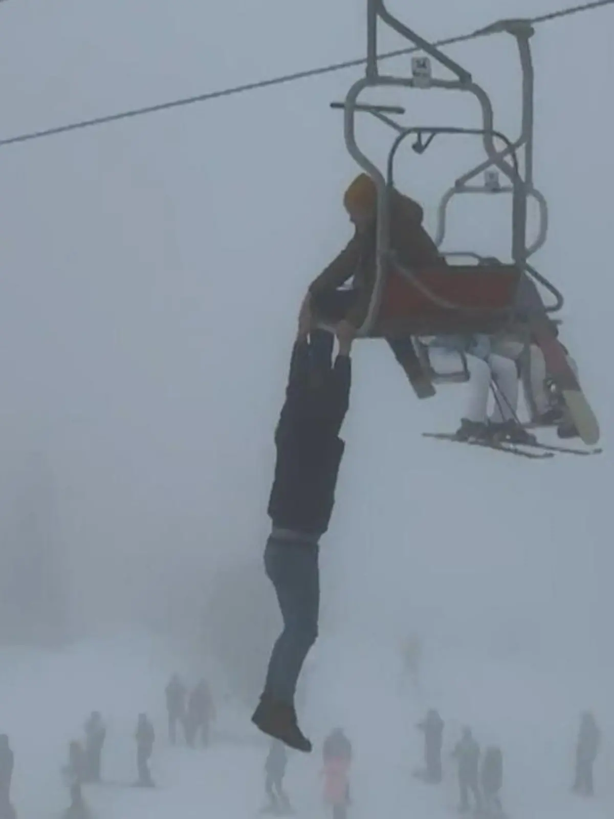 In einem türkischen Skigebiet rutscht ein Tourist aus dem Sessellift. Verzweifelt klammert er sich an den Lift, um nicht in die Tiefe zu stürzen. Mit Hilfe des Skilift-Personals kann sich der Mann in das Sicherheitsnetz retten.