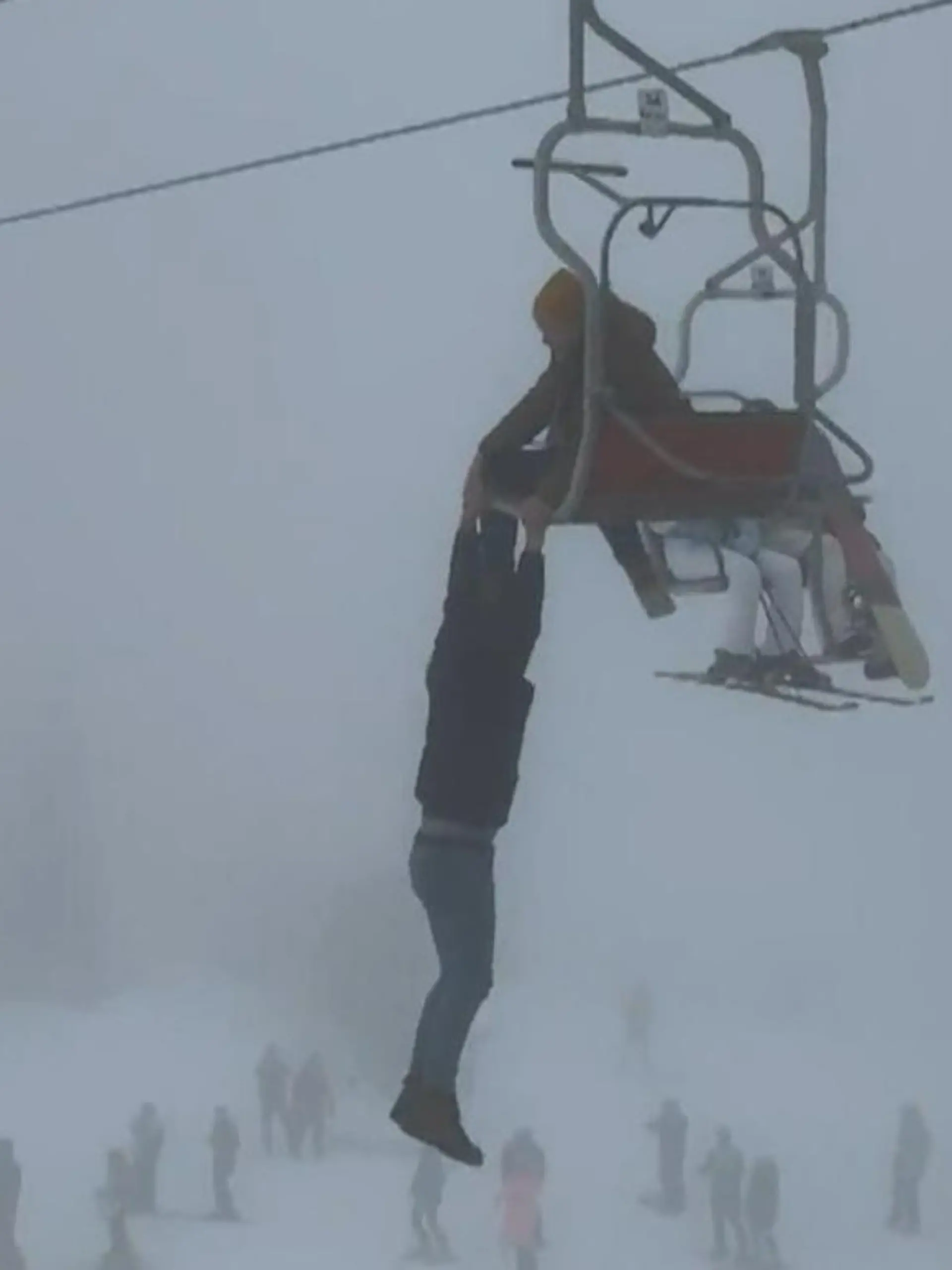 In einem türkischen Skigebiet rutscht ein Tourist aus dem Sessellift. Verzweifelt klammert er sich an den Lift, um nicht in die Tiefe zu stürzen. Mit Hilfe des Skilift-Personals kann sich der Mann in das Sicherheitsnetz retten.