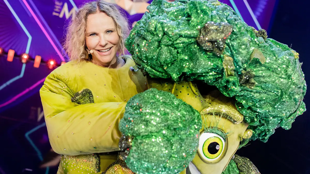 02.10.2022, Nordrhein-Westfalen, Köln: Katja Burkard, Moderatorin, steht als Figur «Der Brokkoli» in der Prosieben-Show «The Masked Singer» auf der Bühne. Foto: Rolf Vennenbernd/dpa +++ dpa-Bildfunk +++