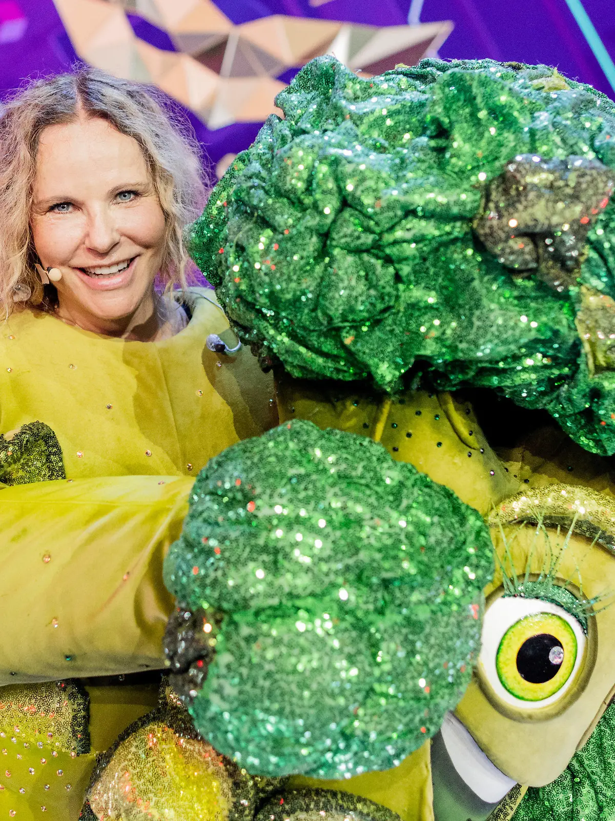 02.10.2022, Nordrhein-Westfalen, Köln: Katja Burkard, Moderatorin, steht als Figur «Der Brokkoli» in der Prosieben-Show «The Masked Singer» auf der Bühne. Foto: Rolf Vennenbernd/dpa +++ dpa-Bildfunk +++