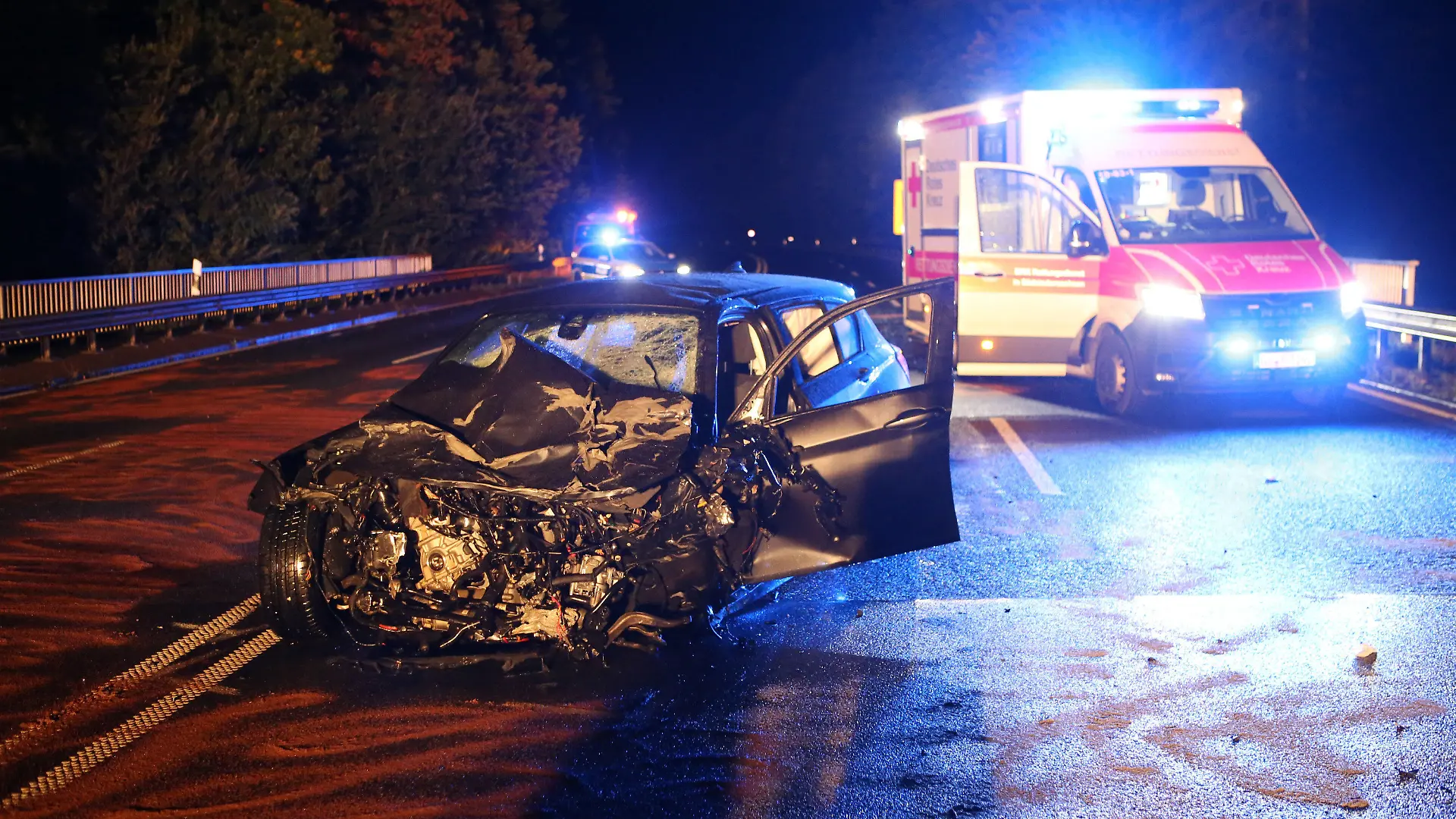 01.10.2022, Niedersachsen, Ebergötzen: Ein Autowrack steht an der Unfallstelle. Bei einem Zusammenstoß von zwei Autos auf der B27 bei Ebergötzen (Landkreis Göttingen) sind zwei Menschen ums Leben gekommen, zwei weitere sind schwer verletzt worden. Foto: Stefan Rampfel/dpa +++ dpa-Bildfunk +++