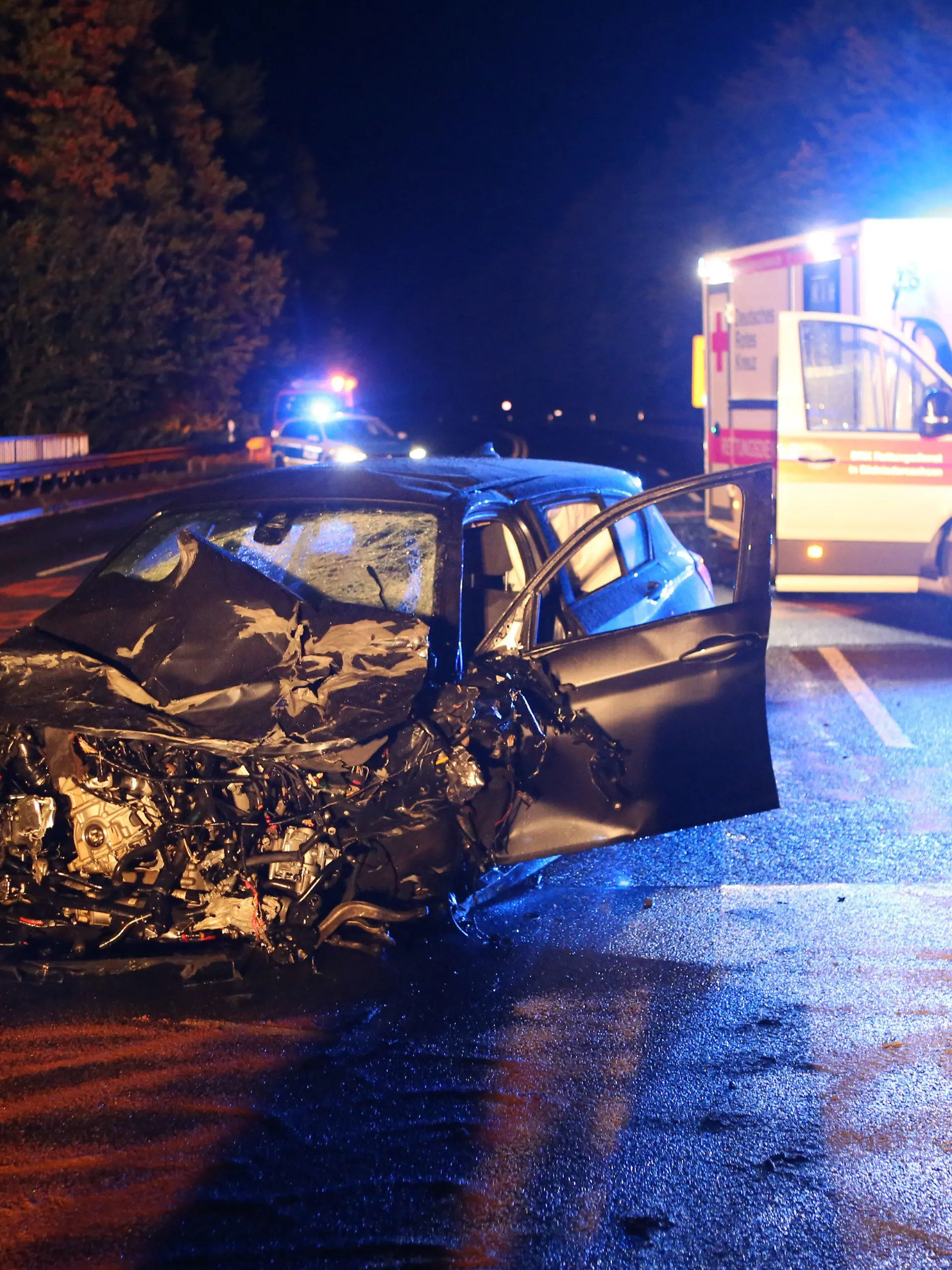 01.10.2022, Niedersachsen, Ebergötzen: Ein Autowrack steht an der Unfallstelle.  Bei einem Zusammenstoß von zwei Autos auf der B27 bei Ebergötzen (Landkreis Göttingen) sind zwei Menschen ums Leben gekommen, zwei weitere sind schwer verletzt worden. Foto: Stefan Rampfel/dpa +++ dpa-Bildfunk +++