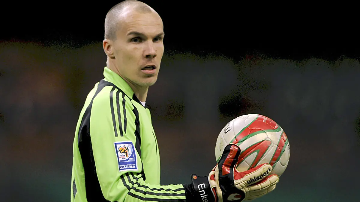 ARCHIV - Der deutsche Nationaltorhüter Robert Enke hält den Ball im Spiel der WM-Qualifikation Wales gegen Deutschland in Cardiff (Archivfoto vom 01.04.2009). Enkes Todestag jährt sich am 10.11.2011 zum zweiten Mal. Foto: Peter Kneffel dpa (zu dpa-KORR "Stiftung: Mehr Sensibilität seit dem Enke-Tod" vom 09.11.2011)  +++(c) dpa - Bildfunk+++