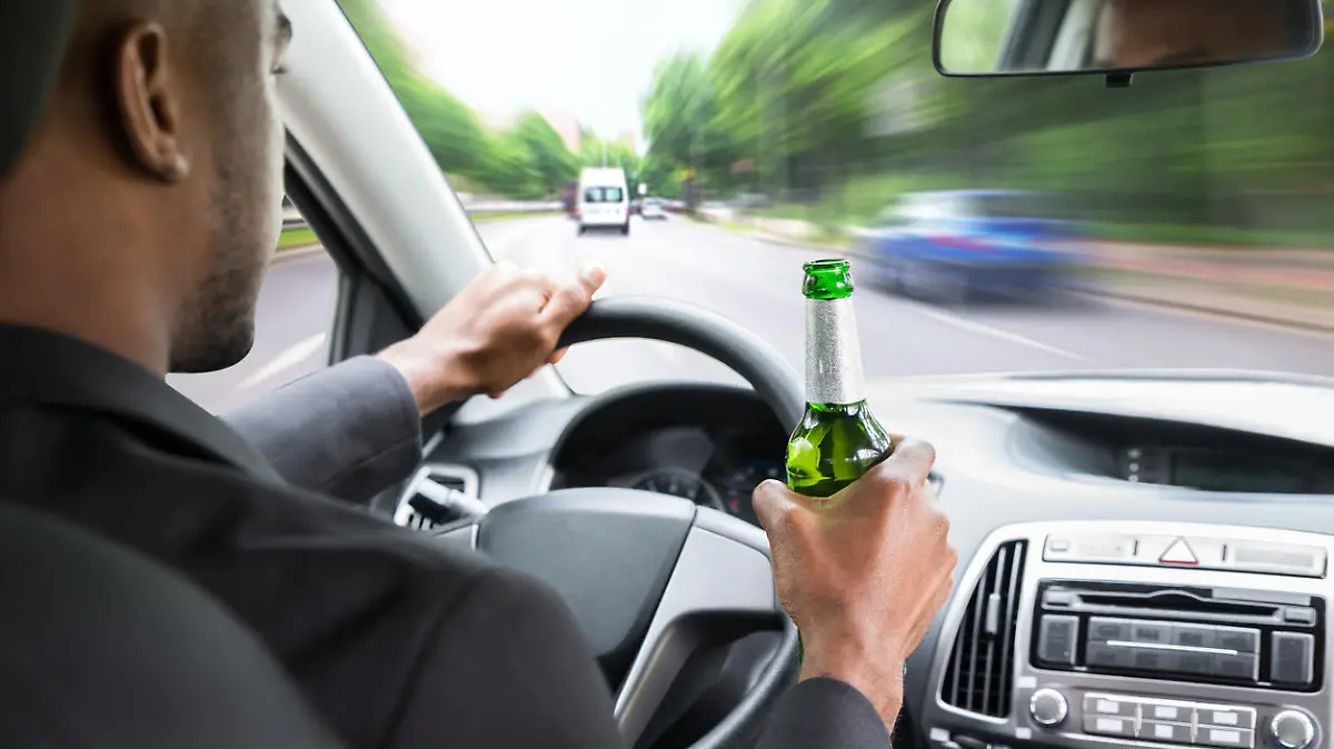 Alkohol trinken am Steuer kann fatale Folgen haben