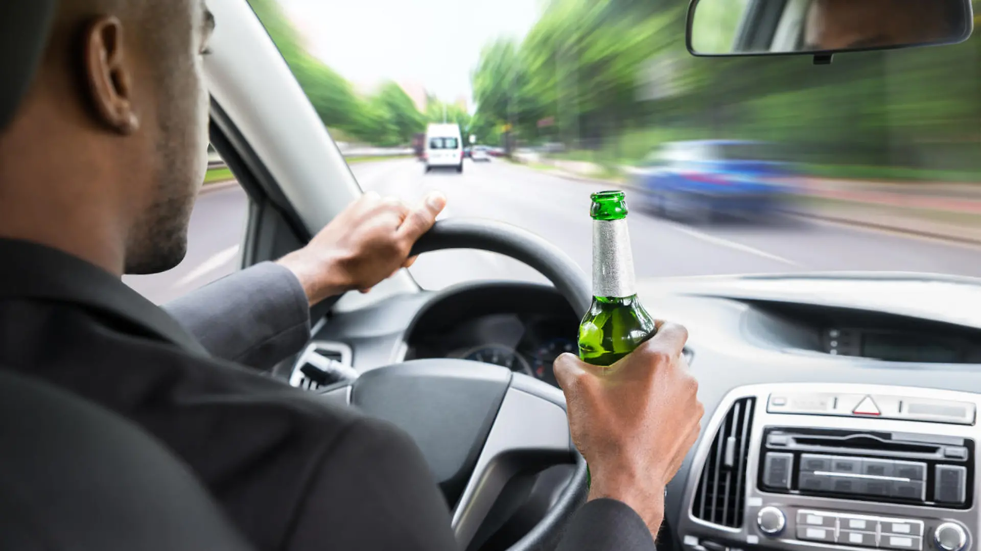 Alkohol trinken am Steuer kann fatale Folgen haben