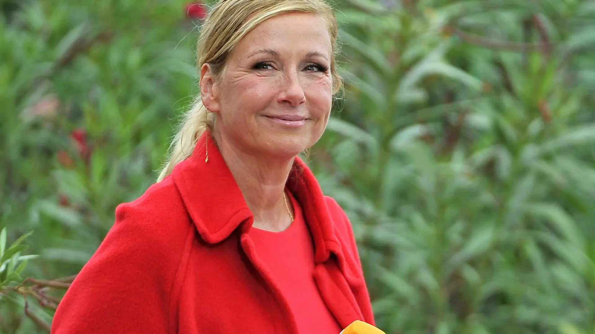 ZDF - Fernsehgarten. Moderatorin Andrea Kiwi Kiewel während der ZDF - Unterhaltungsshow Fernsehgarten am 25.09.2022 in Mainz. 20220925MWI43427 *** ZDF Fernsehgarten host Andrea Kiwi Kiewel during the ZDF entertainment show Fernsehgarten on 25 09 2022 in Mainz 20220925MWI43427