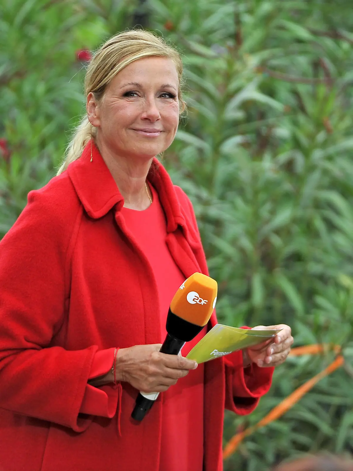  ZDF - Fernsehgarten. Moderatorin Andrea Kiwi Kiewel während der ZDF - Unterhaltungsshow Fernsehgarten am 25.09.2022 in Mainz. 20220925MWI43427 *** ZDF Fernsehgarten host Andrea Kiwi Kiewel during the ZDF entertainment show Fernsehgarten on 25 09 2022 in Mainz 20220925MWI43427