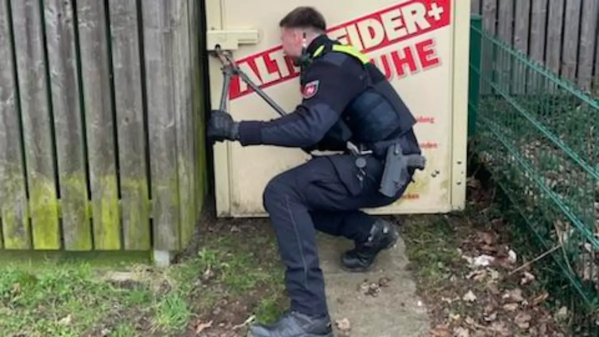 Der 21-jährige Polizeianwärter versucht, das Schloss vom Altkleidercontainer mit einem Bolzenschneider zu knacken.