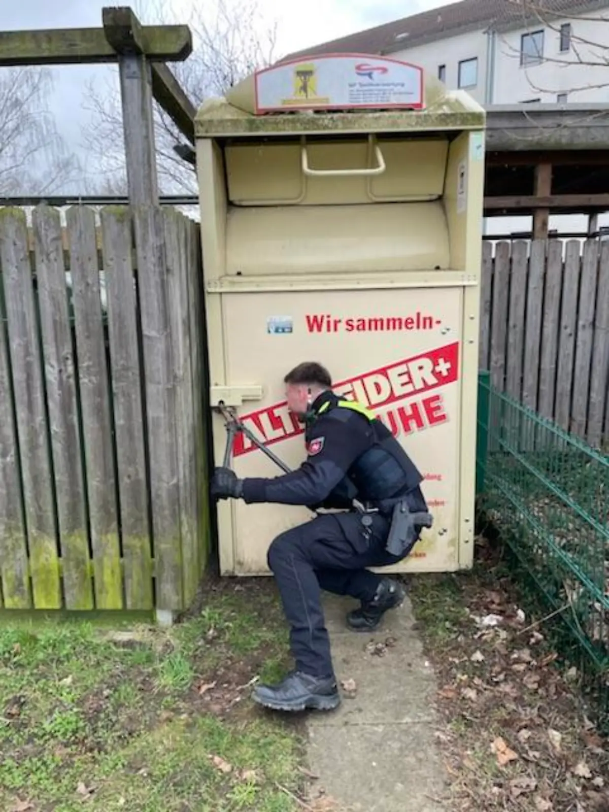 Der 21-jährige Polizeianwärter versucht, das Schloss vom Altkleidercontainer mit einem Bolzenschneider zu knacken.