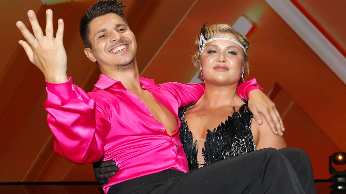 Sophia Thiel mit Alexandru Ionel bei der Kennenlern-Show der 17. Staffel der RTL-Tanzshow Let s Dance im MMC Coloneum. Köln, 23.02.2024 *** Sophia Thiel with Alexandru Ionel at the introductory show of the 17th season of the RTL dance show Let s Dance at MMC Coloneum Cologne, 23 02 2024 Foto:xR.xSchmiegeltx/xFuturexImagex letsdance2302_4438