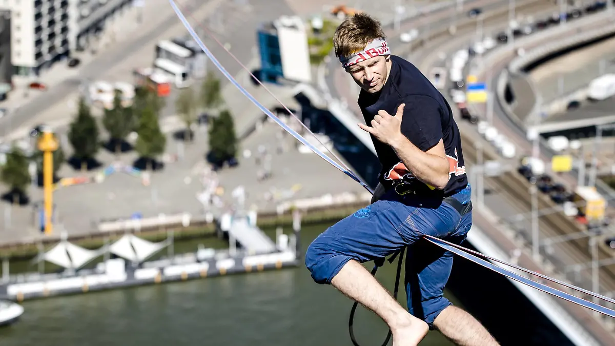 2022-08-09 11:28:23 ROTTERDAM - The Estonian slackliner Jaan Roose walks at a height of almost 188 meters over a webbing from De Rotterdam on the Wilhelminapier to the De Zalmhaven towers at the Erasmus Bridge. ANP SEM VAN DER WAL netherlands out - belgium out *** 2022 08 09 11 28 23 ROTTERDAM The Estonian slackliner Jaan Roose walks at a height of almost 188 meters over a webbing from De Rotterdam on the Wilhelminapier to the De Zalmhaven towers at the Erasmus Bridge ANP SEM VAN DER WAL netherlands out belgium out PUBLICATIONxINxGERxSUIxAUTxONLY Copyright: xx x452852458x originalFilename: 452852458.jpg