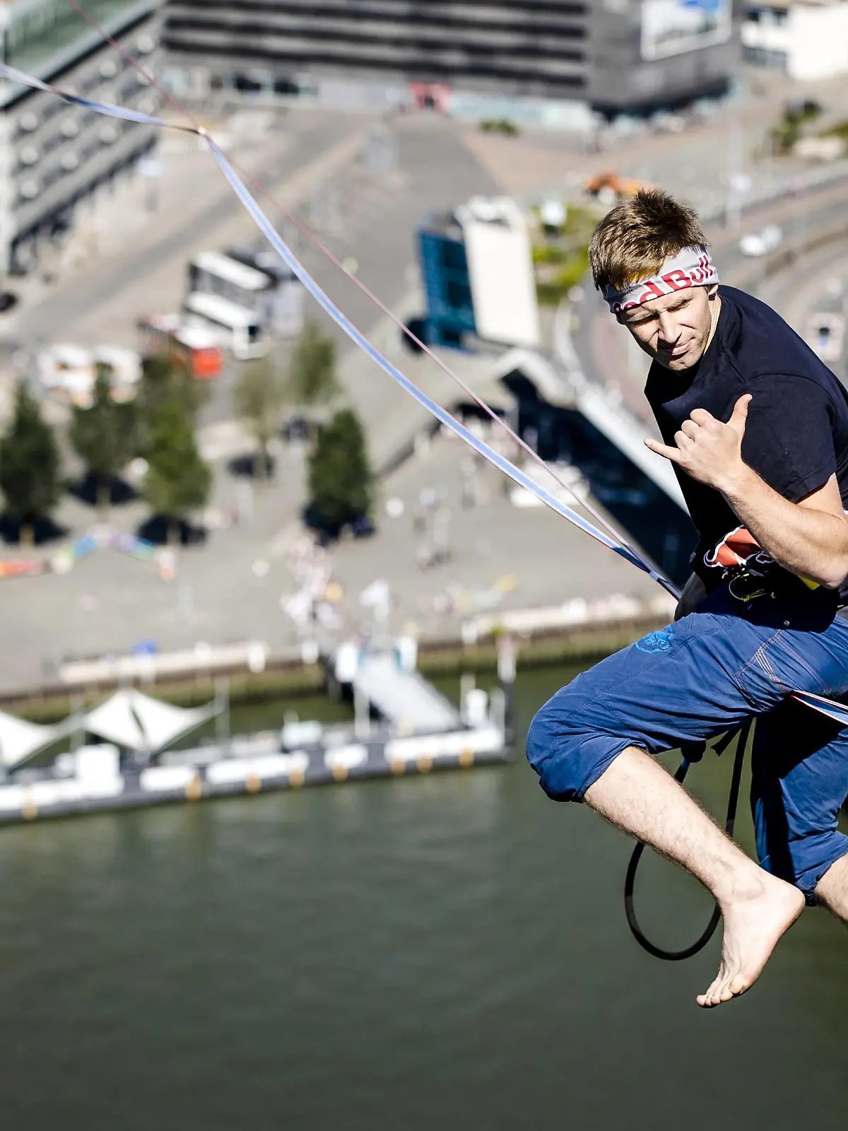  2022-08-09 11:28:23 ROTTERDAM - The Estonian slackliner Jaan Roose walks at a height of almost 188 meters over a webbing from De Rotterdam on the Wilhelminapier to the De Zalmhaven towers at the Erasmus Bridge. ANP SEM VAN DER WAL netherlands out - belgium out *** 2022 08 09 11 28 23 ROTTERDAM The Estonian slackliner Jaan Roose walks at a height of almost 188 meters over a webbing from De Rotterdam on the Wilhelminapier to the De Zalmhaven towers at the Erasmus Bridge ANP SEM VAN DER WAL netherlands out belgium out PUBLICATIONxINxGERxSUIxAUTxONLY Copyright: xx x452852458x originalFilename: 452852458.jpg