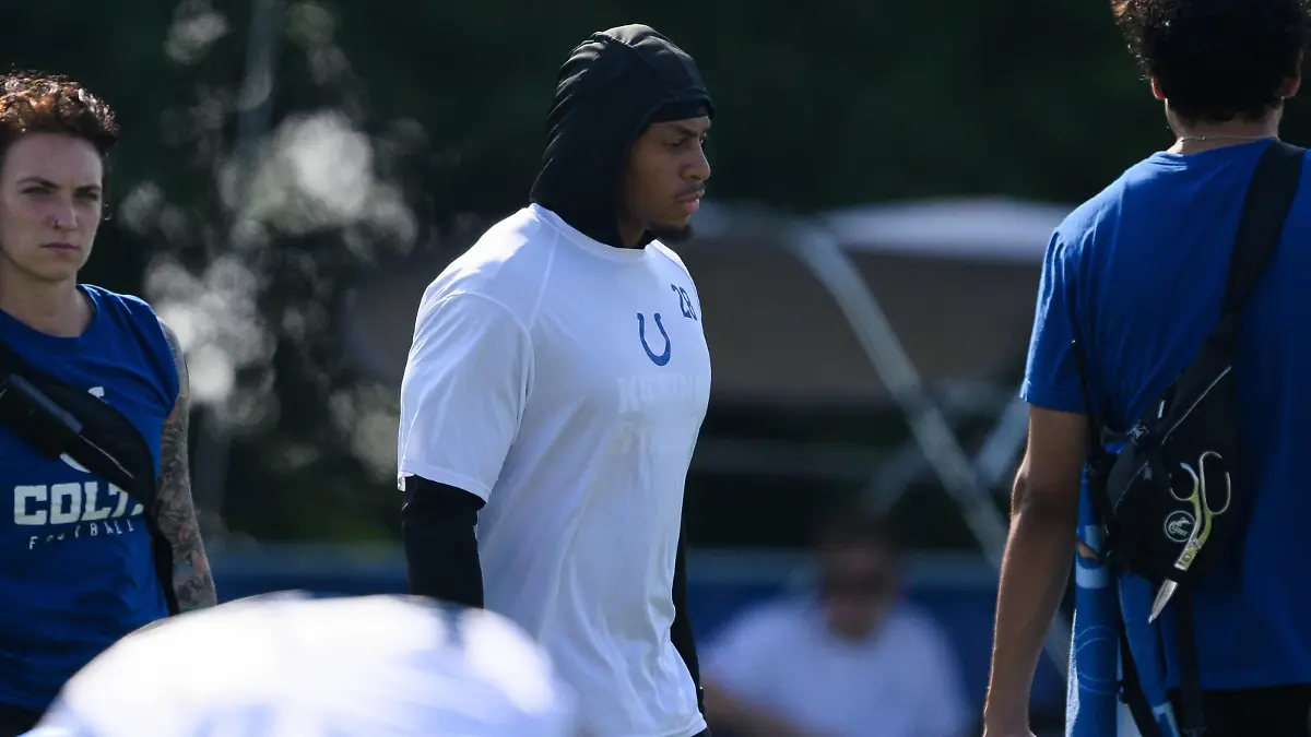 WESTFIELD, IN - JULY 26: Indianapolis Colts running back Jonathan Taylor 28 watches a drill during the Indianapolis Colts Training Camp on July 26, 2023 at the Grand Park Sports Campus in Westfield, IN. Photo by Zach Bolinger/Icon Sportswire NFL, American Football Herren, USA JUL 26 Indianapolis Colts Training Camp EDITORIAL USE ONLY Icon2306262214