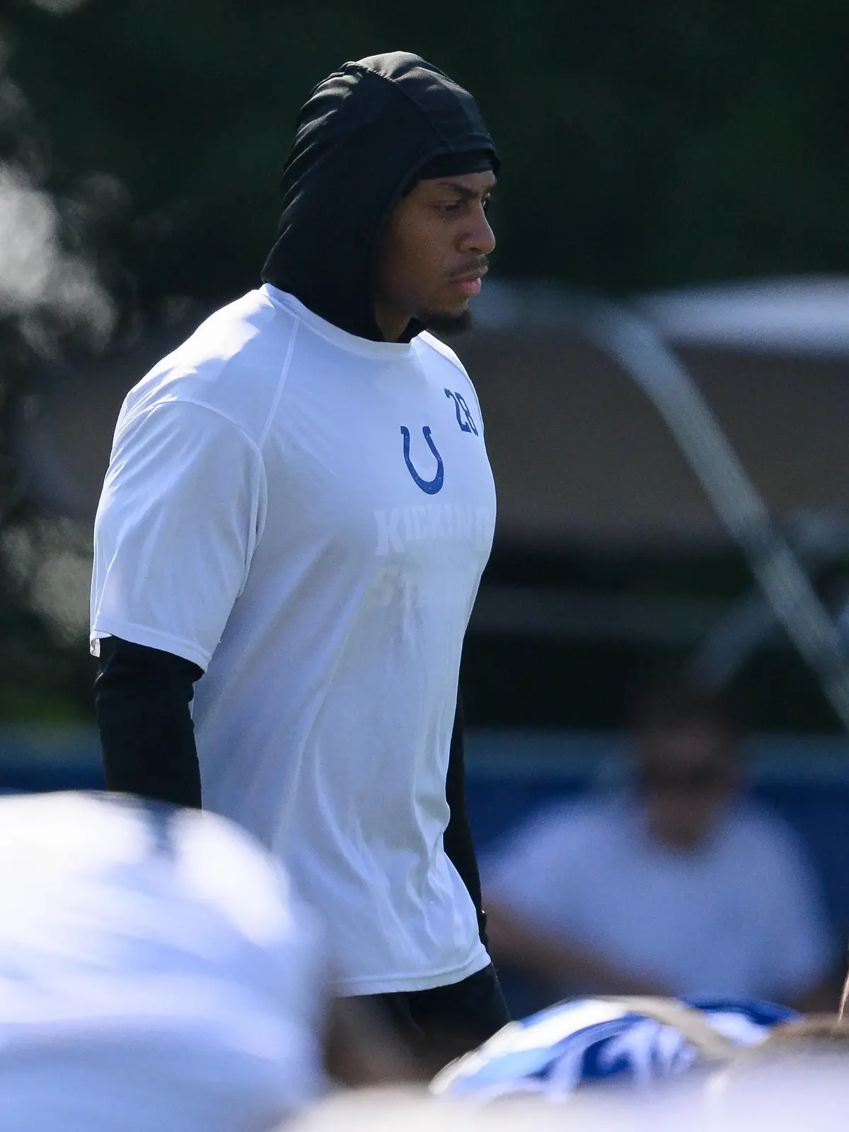 WESTFIELD, IN - JULY 26: Indianapolis Colts running back Jonathan Taylor 28 watches a drill during the Indianapolis Colts Training Camp on July 26, 2023 at the Grand Park Sports Campus in Westfield, IN. Photo by Zach Bolinger/Icon Sportswire NFL, American Football Herren, USA JUL 26 Indianapolis Colts Training Camp EDITORIAL USE ONLY Icon2306262214