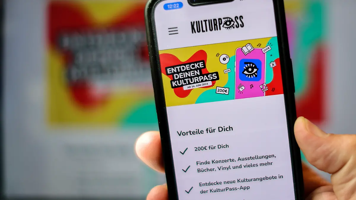 ARCHIV - 13.06.2023, Sachsen, Leipzig: Die Website für den Kulturpass für Jugendliche ist auf einem Laptop und einem Smartphone zu sehen. (zu dpa: «Organspende, Lobbyregister, Einwanderung: Das ändert sich im März») Foto: Jan Woitas/dpa +++ dpa-Bildfunk +++