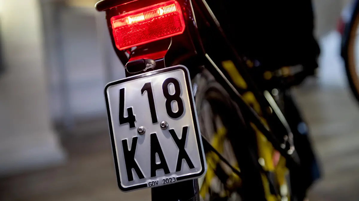ILLUSTRATION - Das S-Pedelec "Speedmachine"" von HP Velotechnik gilt rechtlich als Kleinkraftrad und braucht deshalb ein Versicherungskennzeichen, aufgenommen am 03.03.2023 waehrend des "Fahrradfruehling" einem Pressetermin des Pressedienst Fahrrad (pd-f) in Berlin (gestellte Szene). Foto: Zacharie Scheurer