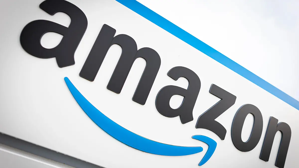 ARCHIV - 04.11.2022, Niedersachsen, Helmstedt: Das Logo von Amazon ist am neuen Logistikzentrum des Onlineversandhändlers in Helmstedt zu sehen. (zu dpa: «Amazon ersetzt Walgreens im Börsenindex Dow Jones») Foto: Moritz Frankenberg/dpa +++ dpa-Bildfunk +++