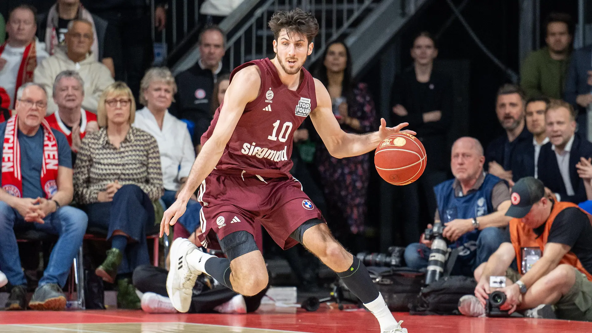 Leandro Bolmaro #10 (FC Bayern Basketball), FC Bayern Basketball vs. Ratiopharm Ulm, Basketball, BBL, Pokal Finale, 18.02.2024 / action press
