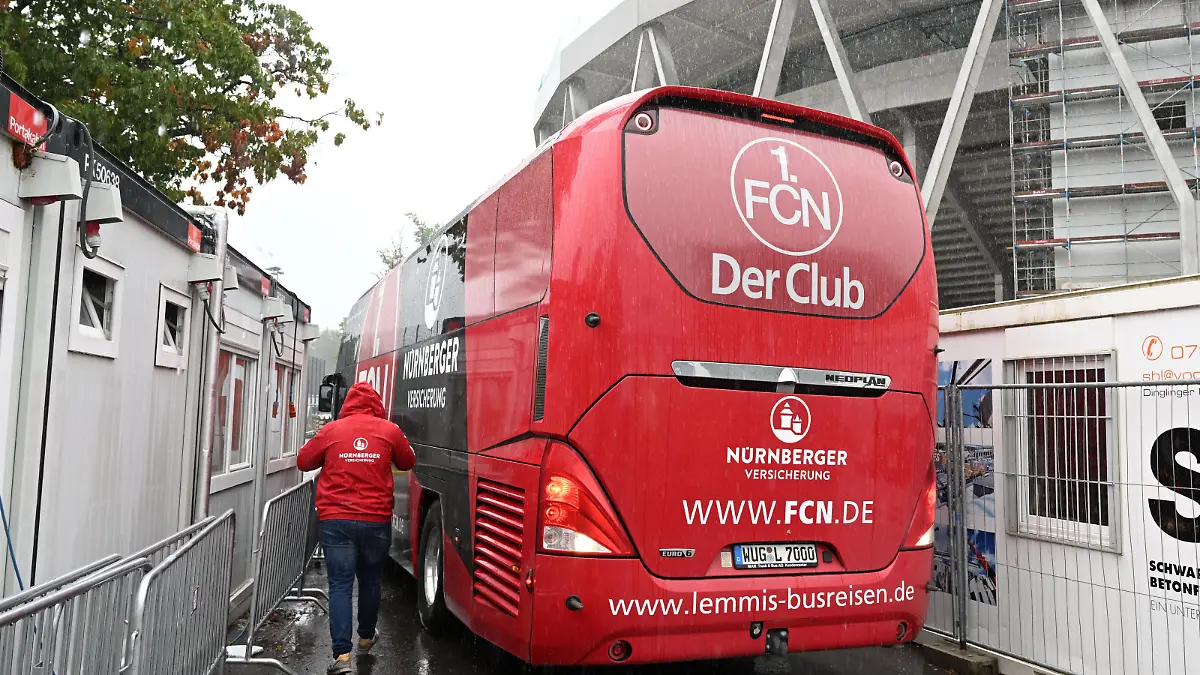 Fußball: 2. Bundesliga, Karlsruher SC - 1. FC Nürnberg, 10. Spieltag, im BBBank Wildpark. Ein Fanbus des 1. FC Nürnberg, aufgenommen im BBBank Wildpark in der Nähe der Gästekabinen, vor Spielbeginn der Zweitligabegegnung gegen den Karlsruher SC. Die Polizei eskortierte am Sonntag irrtümlich den falschen Bus. Aufgrund der ähnlichen Lackierung hatten die Polizisten die beiden Nürnberger Busse verwechselt, hieß es vonseiten des KSC. Die Fans mussten drehen und 15 Minuten später schaffte es dann auch der richtige Bus, in dem die Spieler saßen, ins Stadion.