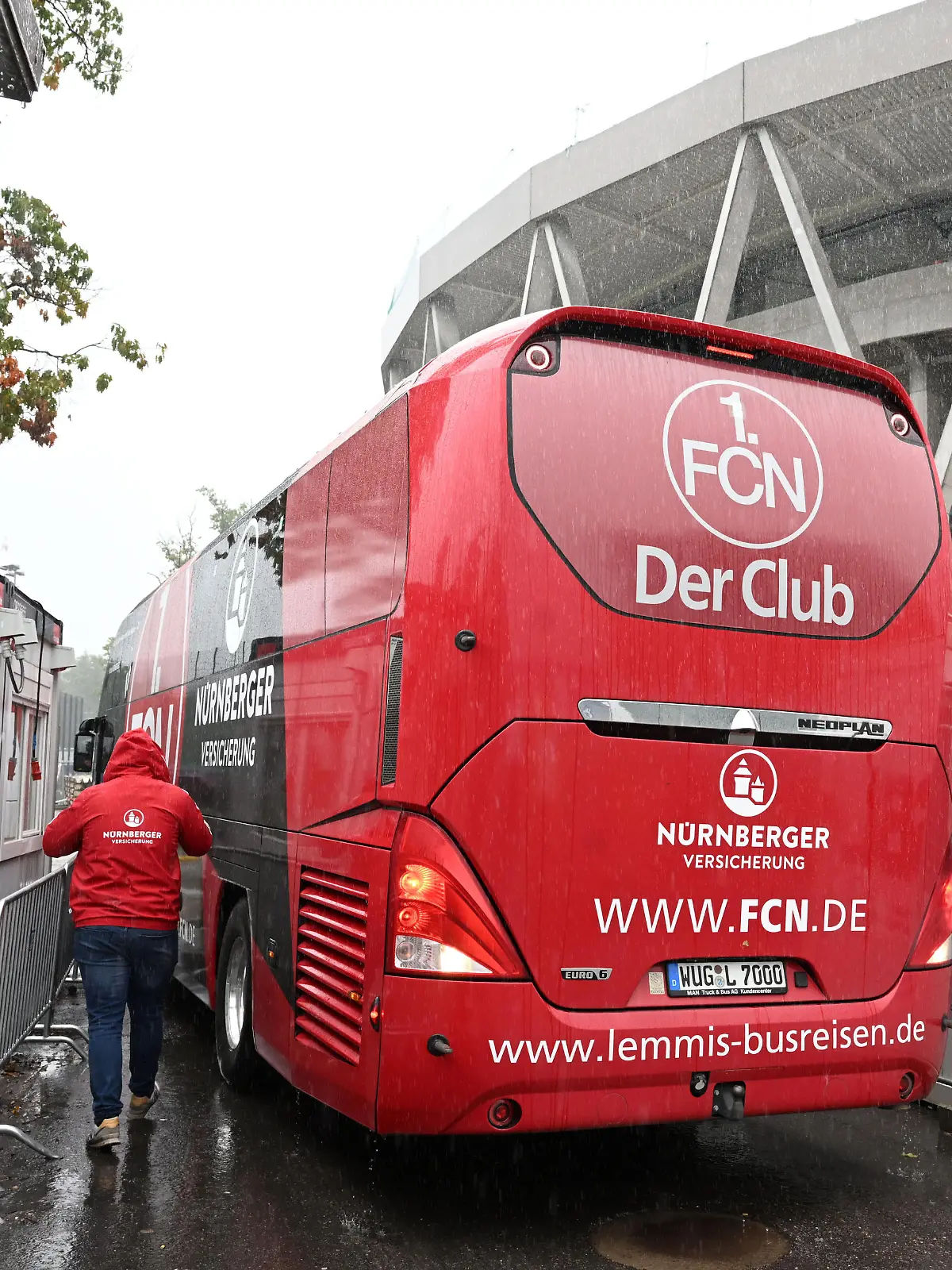 Fußball: 2. Bundesliga, Karlsruher SC - 1. FC Nürnberg, 10. Spieltag, im BBBank Wildpark. Ein Fanbus des 1. FC Nürnberg, aufgenommen im BBBank Wildpark in der Nähe der Gästekabinen, vor Spielbeginn der Zweitligabegegnung gegen den Karlsruher SC. Die Polizei eskortierte am Sonntag irrtümlich den falschen Bus. Aufgrund der ähnlichen Lackierung hatten die Polizisten die beiden Nürnberger Busse verwechselt, hieß es vonseiten des KSC. Die Fans mussten drehen und 15 Minuten später schaffte es dann auch der richtige Bus, in dem die Spieler saßen, ins Stadion.