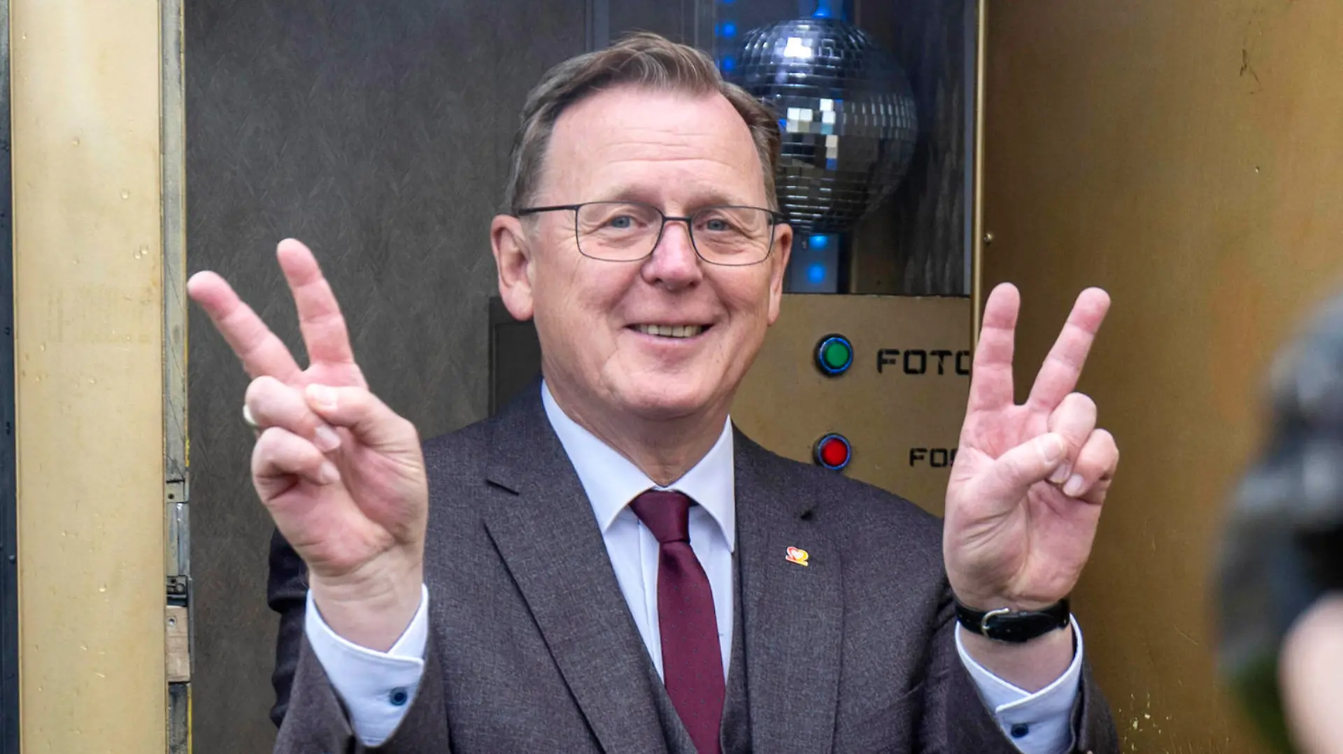 Bodo Ramelow testet eine mobile Disko beim Besuch des Standes der Hauptstadt Berlin bei der Eröffnung der Feierlichkeiten zum 32. Tag der Deutschen Einheit auf dem Domplatz. Erfurt, 01.10.2022 *** Bodo Ramelow tests a mobile disco during a visit to the stand of the capital Berlin at the opening of the celebrations of the 32 Day of German Unity at the Cathedral Square Erfurt, 01 10 2022 Foto:xM.xKremerx/xFuturexImage