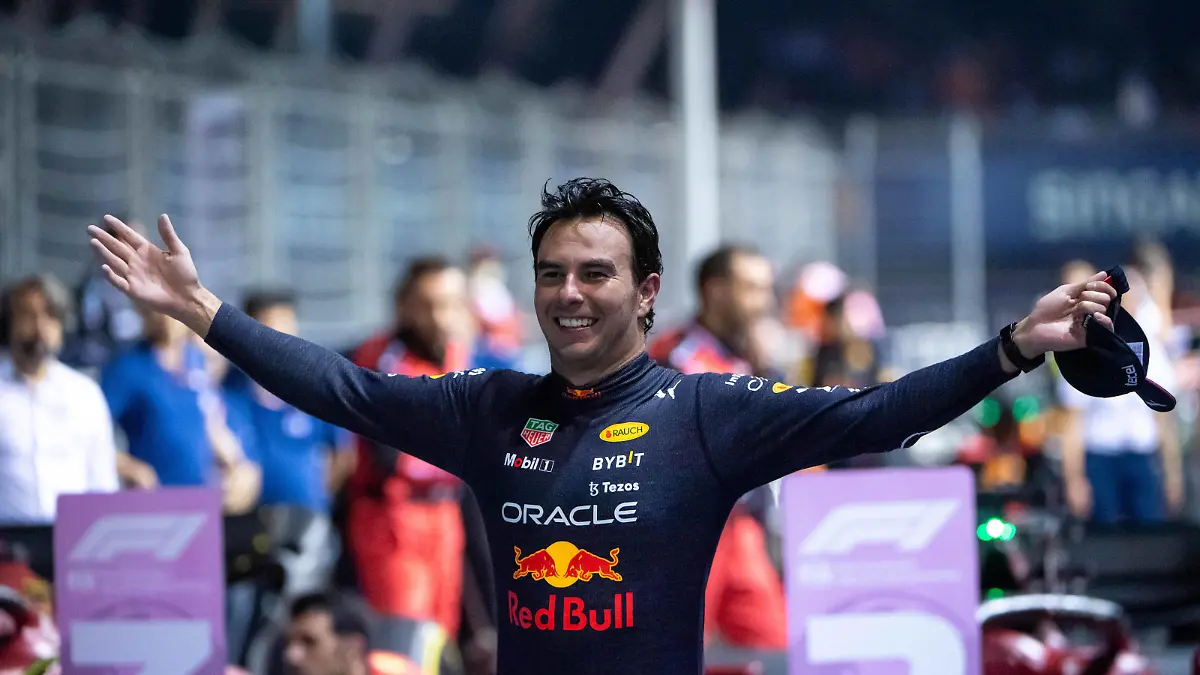 Sergio Checo Perez MEX, Oracle Red Bull Racing 11 jubelt ueber seinen Sieg, SIN, Formel 1 Grand Prix von Singapur, Marina Bay Circuit, Rennen, 02.10.2022 SIN, Formel 1 Grand Prix von Singapur, Marina Bay Circuit, Rennen, 02.10.2022 Singapur *** Sergio Checo Perez MEX, Oracle Red Bull Racing 11 cheers his victory, SIN, Formula 1 Singapore Grand Prix, Marina Bay Circuit, Race, 02 10 2022 SIN, Formula 1 Singapore Grand Prix, Marina Bay Circuit, Race, 02 10 2022 Singapore Copyright: xEibner/Memmlerx EP_MMR