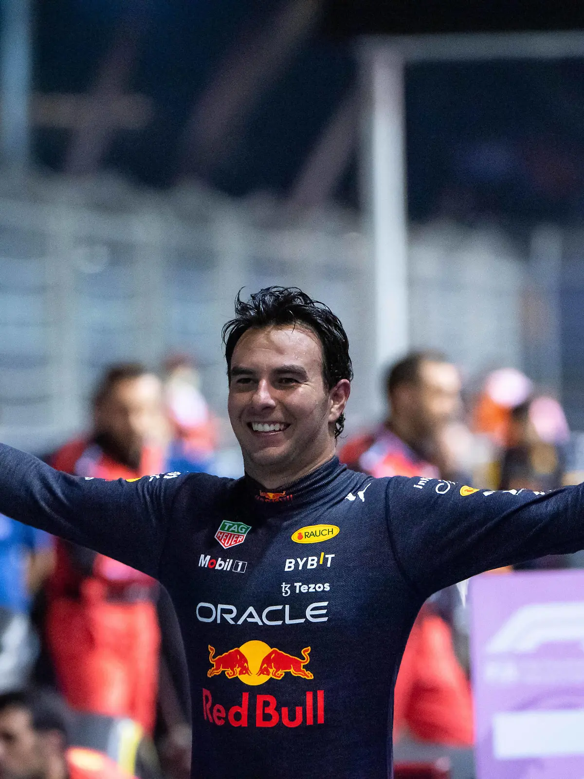  Sergio Checo Perez MEX, Oracle Red Bull Racing 11 jubelt ueber seinen Sieg, SIN, Formel 1 Grand Prix von Singapur, Marina Bay Circuit, Rennen, 02.10.2022 SIN, Formel 1 Grand Prix von Singapur, Marina Bay Circuit, Rennen, 02.10.2022 Singapur *** Sergio Checo Perez MEX, Oracle Red Bull Racing 11 cheers his victory, SIN, Formula 1 Singapore Grand Prix, Marina Bay Circuit, Race, 02 10 2022 SIN, Formula 1 Singapore Grand Prix, Marina Bay Circuit, Race, 02 10 2022 Singapore Copyright: xEibner/Memmlerx EP_MMR