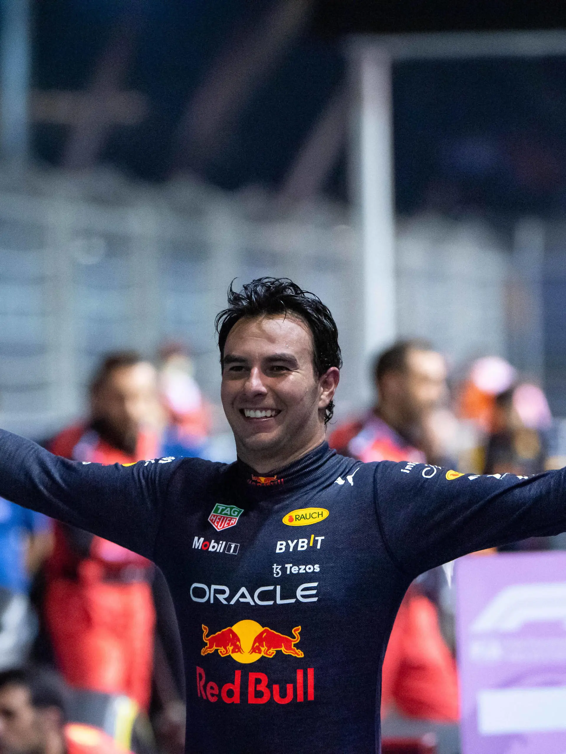  Sergio Checo Perez MEX, Oracle Red Bull Racing 11 jubelt ueber seinen Sieg, SIN, Formel 1 Grand Prix von Singapur, Marina Bay Circuit, Rennen, 02.10.2022 SIN, Formel 1 Grand Prix von Singapur, Marina Bay Circuit, Rennen, 02.10.2022 Singapur *** Sergio Checo Perez MEX, Oracle Red Bull Racing 11 cheers his victory, SIN, Formula 1 Singapore Grand Prix, Marina Bay Circuit, Race, 02 10 2022 SIN, Formula 1 Singapore Grand Prix, Marina Bay Circuit, Race, 02 10 2022 Singapore Copyright: xEibner/Memmlerx EP_MMR