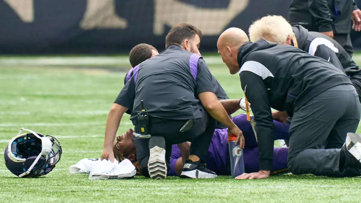  NFL, American Football Herren, USA International Series-Minnesota Vikings at New Orleans Saints Oct 2, 2022 London, United Kingdom Minnesota Vikings safety Lewis Cine 6 receives medical treatment during the first half of the NFL International Series game at Tottenham Hotspur Stadium. Tottenham Tottenham Hotspur Stadium England United Kingdom, EDITORIAL USE ONLY PUBLICATIONxINxGERxSUIxAUTxONLY Copyright: xPeterxvanxdenxBergx 20221002_ams_xh5_0043 