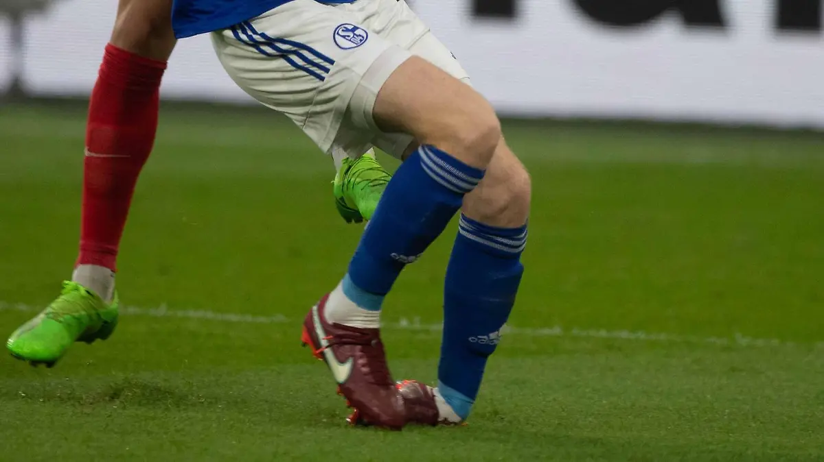 Sepp VAN den Berg (GE) verletzt sich bei diesem Zweikampf gegen Mergin BERISHA (A) schwer, knickt mit dem Fuss um, und muss ausgewechselt werden, Fussball 1. Bundesliga, 08.Spieltag, FC Schalke 04 (GE) - FC Augsburg (A) 2:3, am 02.10.2022 in Gelsenkirchen/ Deutschland. #DFL regulations prohibit any use of photographs as image sequences and/or quasi-video # ©
