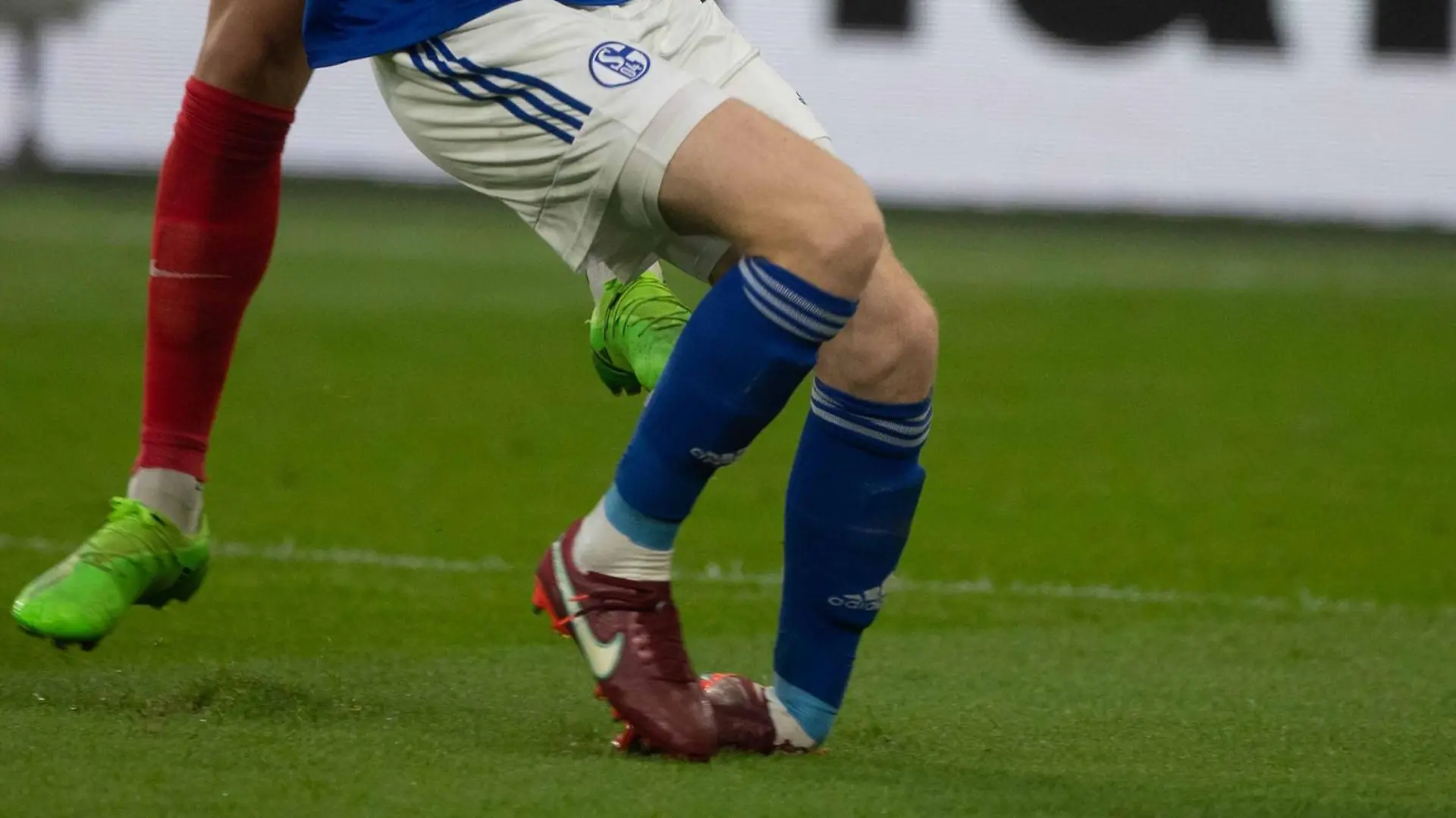 Sepp VAN den Berg (GE) verletzt sich bei diesem Zweikampf gegen Mergin BERISHA (A) schwer, knickt mit dem Fuss um, und muss ausgewechselt werden, Fussball 1. Bundesliga, 08.Spieltag, FC Schalke 04 (GE) - FC Augsburg (A) 2:3, am 02.10.2022 in Gelsenkirchen/ Deutschland. #DFL regulations prohibit any use of photographs as image sequences and/or quasi-video # ©