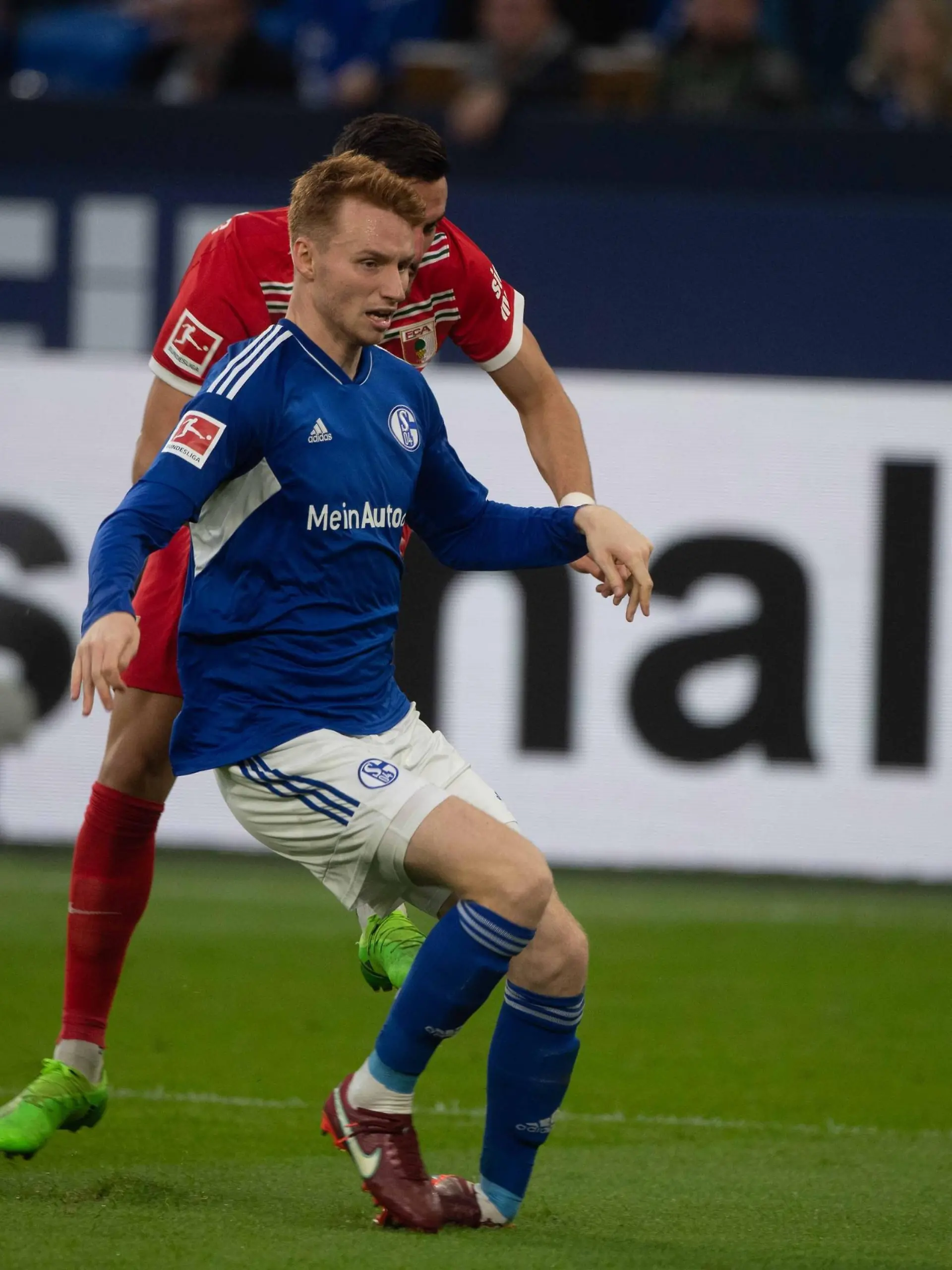Sepp VAN den Berg (GE) verletzt sich bei diesem Zweikampf gegen Mergin BERISHA (A) schwer, knickt mit dem Fuss um, und muss ausgewechselt werden, Fussball 1. Bundesliga, 08.Spieltag, FC Schalke 04 (GE) - FC Augsburg (A) 2:3, am 02.10.2022 in Gelsenkirchen/ Deutschland. #DFL regulations prohibit any use of photographs as image sequences and/or quasi-video # ©