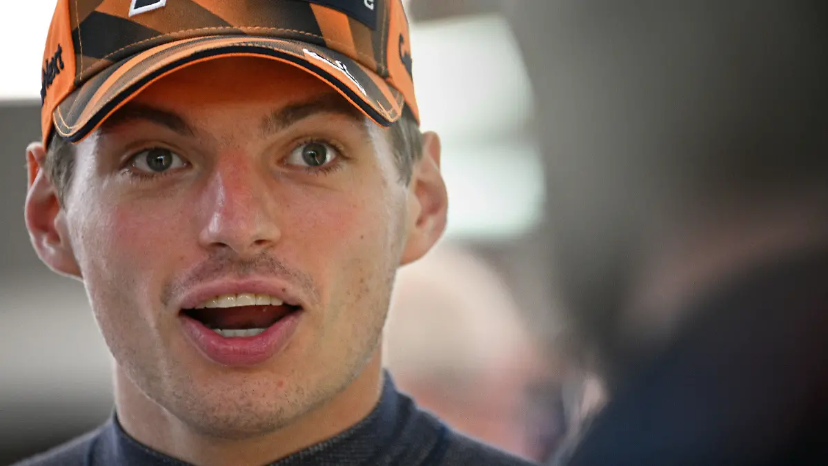 01.10.2022, Singapur: Motorsport: Formel-1-Weltmeisterschaft, Grand Prix von Singapur, 3. Freies Training: Max Verstappen aus den Niederlanden vom Team Oracle Red Bull reagiert vor dem 3. Freien Training. Foto: Then Chih Wey/XinHua/dpa +++ dpa-Bildfunk +++
