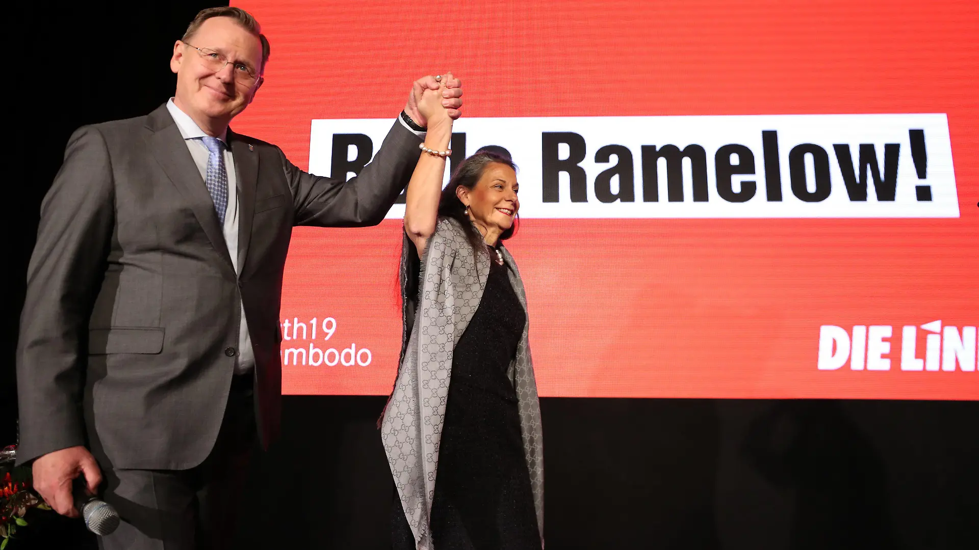 27.10.2019, Thüringen, Erfurt: Bodo Ramelow (Die Linke), Ministerpräsident von Thüringen und Spitzenkandidat der Partei für die Landtagswahl, kommt mit seiner Ehefrau Germana Alberti vom Hofe zur Wahlparty der Linken nach der Landtagswahl in Thüringen. Foto: Jan Woitas/dpa-Zentralbild/dpa +++ dpa-Bildfunk +++