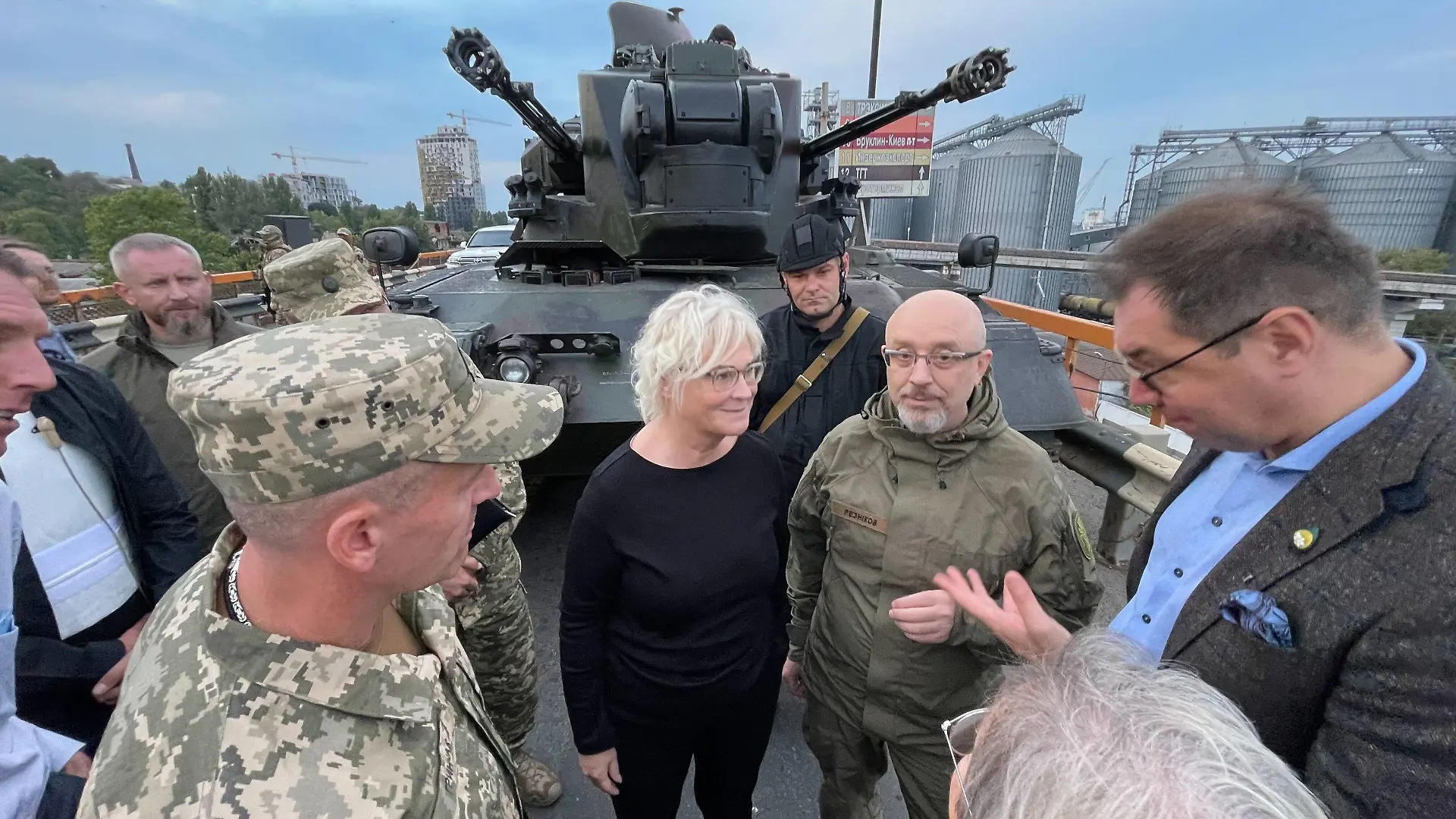 01.10.2022, Ukraine, Odessa: Verteidigungsministerin Christine Lambrecht (SPD, M) besichtigt mit ihrem ukrainischen Amtskollegen Olexij Resnikow (2.v.r) im Getreidehafen von Odessa einen ursprünglich aus Deutschland stammenden Flugabwehrpanzer vom Typ Gepard. Lambrecht war von ihrem ukrainischen Amtskollegen Olexij Resnikow am Schwarzen Meer empfangen worden. Foto: Jörg Blank/dpa +++ dpa-Bildfunk +++