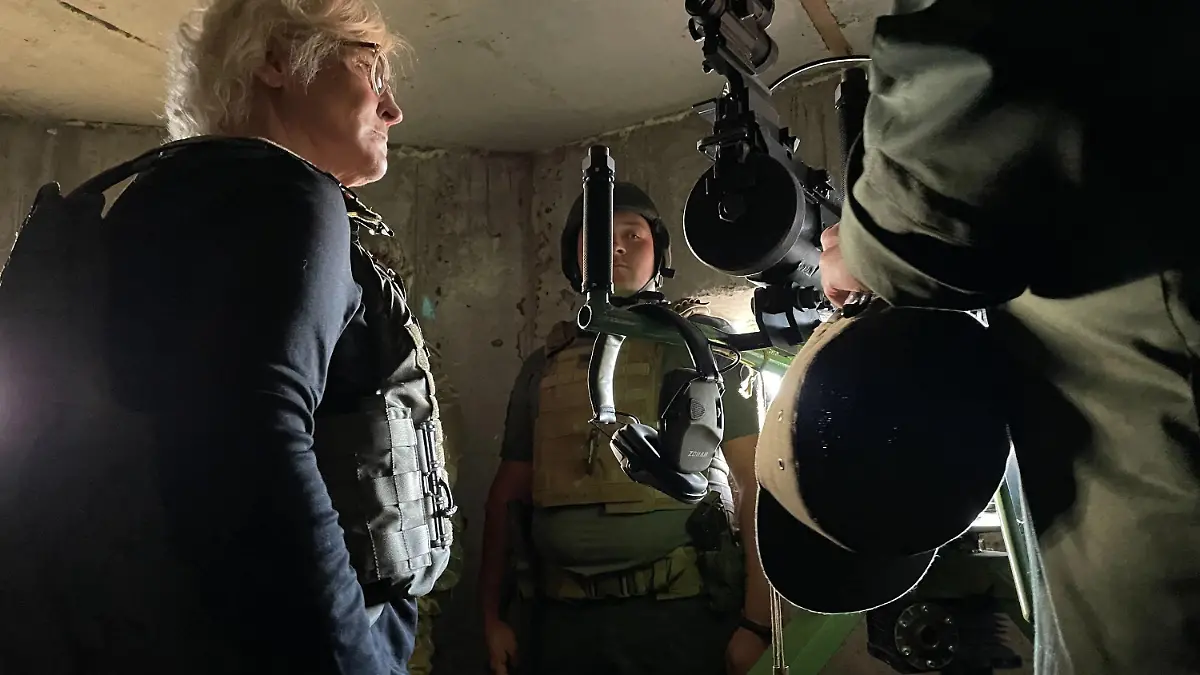 01.10.2022, Ukraine, Odessa: Verteidigungsministerin Christine Lambrecht (SPD) lässt sich in einem Geschützstand ein Maschinengewehr zeigen. Lambrecht war von ihrem ukrainischen Amtskollegen Olexij Resnikow am Schwarzen Meer empfangen worden. Foto: Jörg Blank/dpa +++ dpa-Bildfunk +++