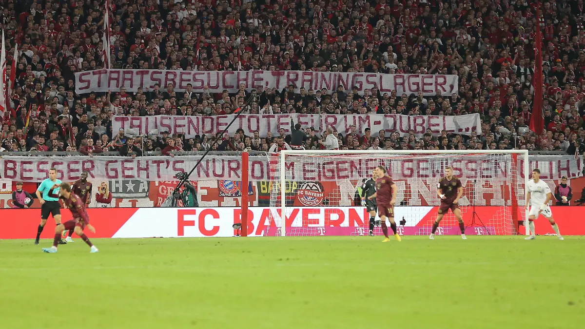 firo : 30.09.2022, Fussball, Fußball, 1. Liga, 1.Bundesliga, Saison 2022/2023, 8.Spieltag FC Bayern München - Bayer 04 Leverkusen Fans, Schal, Fahnen, Banner, Katar, Plakat, Hinterleger, Allgemein, Feature,