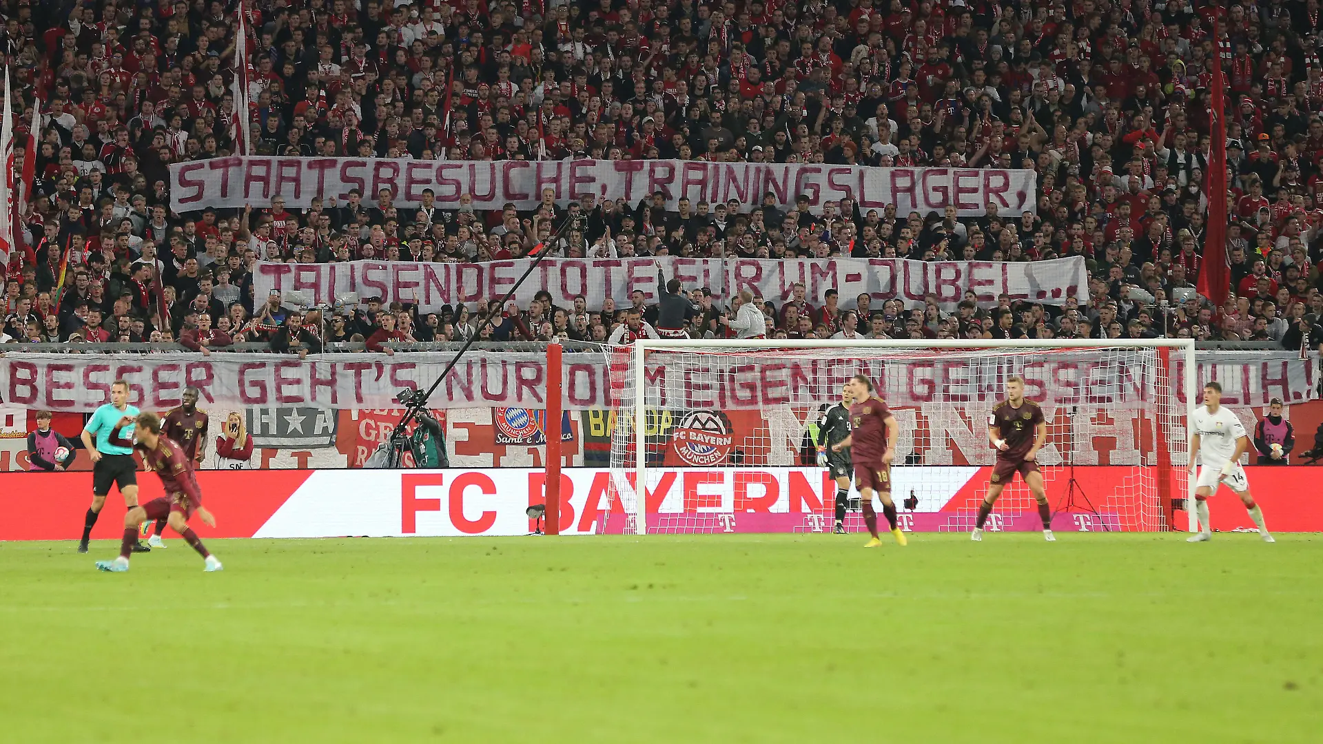 firo : 30.09.2022, Fussball, Fußball, 1. Liga, 1.Bundesliga, Saison 2022/2023, 8.Spieltag FC Bayern München - Bayer 04 Leverkusen Fans, Schal, Fahnen, Banner, Katar, Plakat, Hinterleger, Allgemein, Feature,