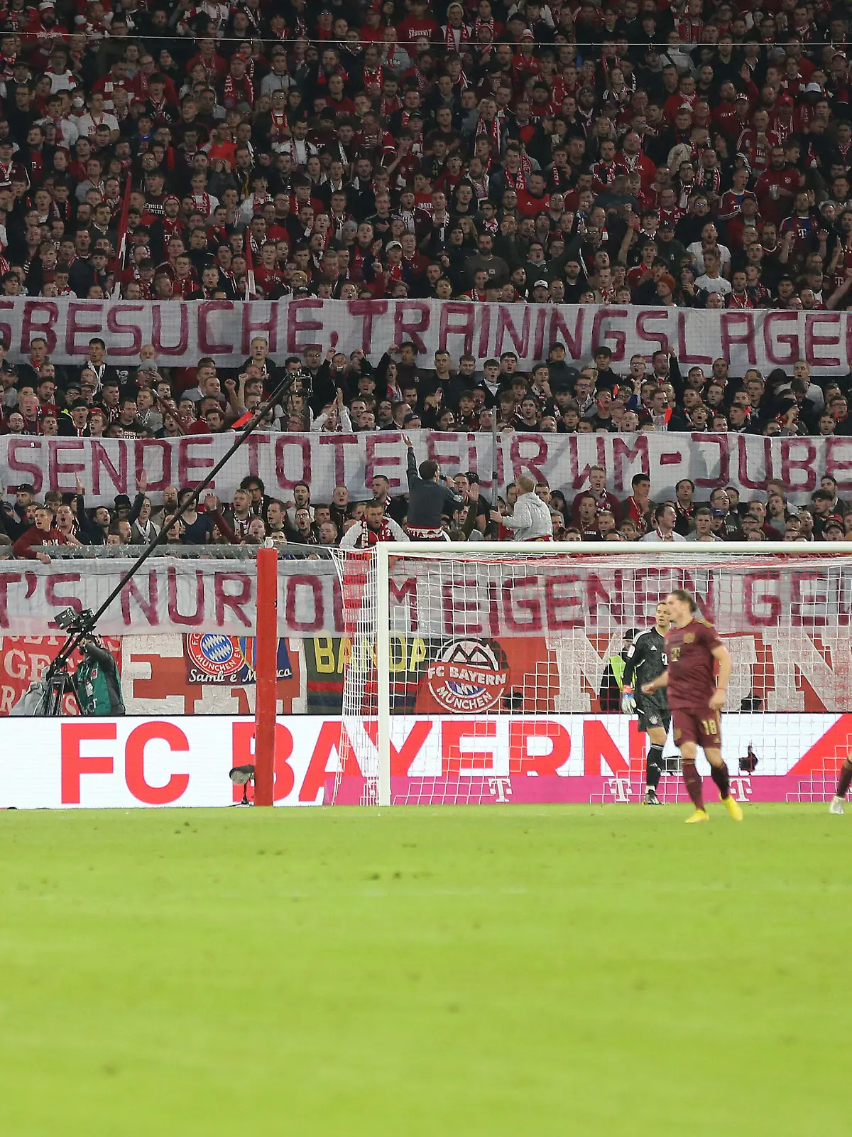 firo : 30.09.2022, Fussball, Fußball, 1. Liga, 1.Bundesliga, Saison 2022/2023, 8.Spieltag FC Bayern München - Bayer 04 Leverkusen Fans, Schal, Fahnen, Banner, Katar, Plakat, Hinterleger, Allgemein, Feature,