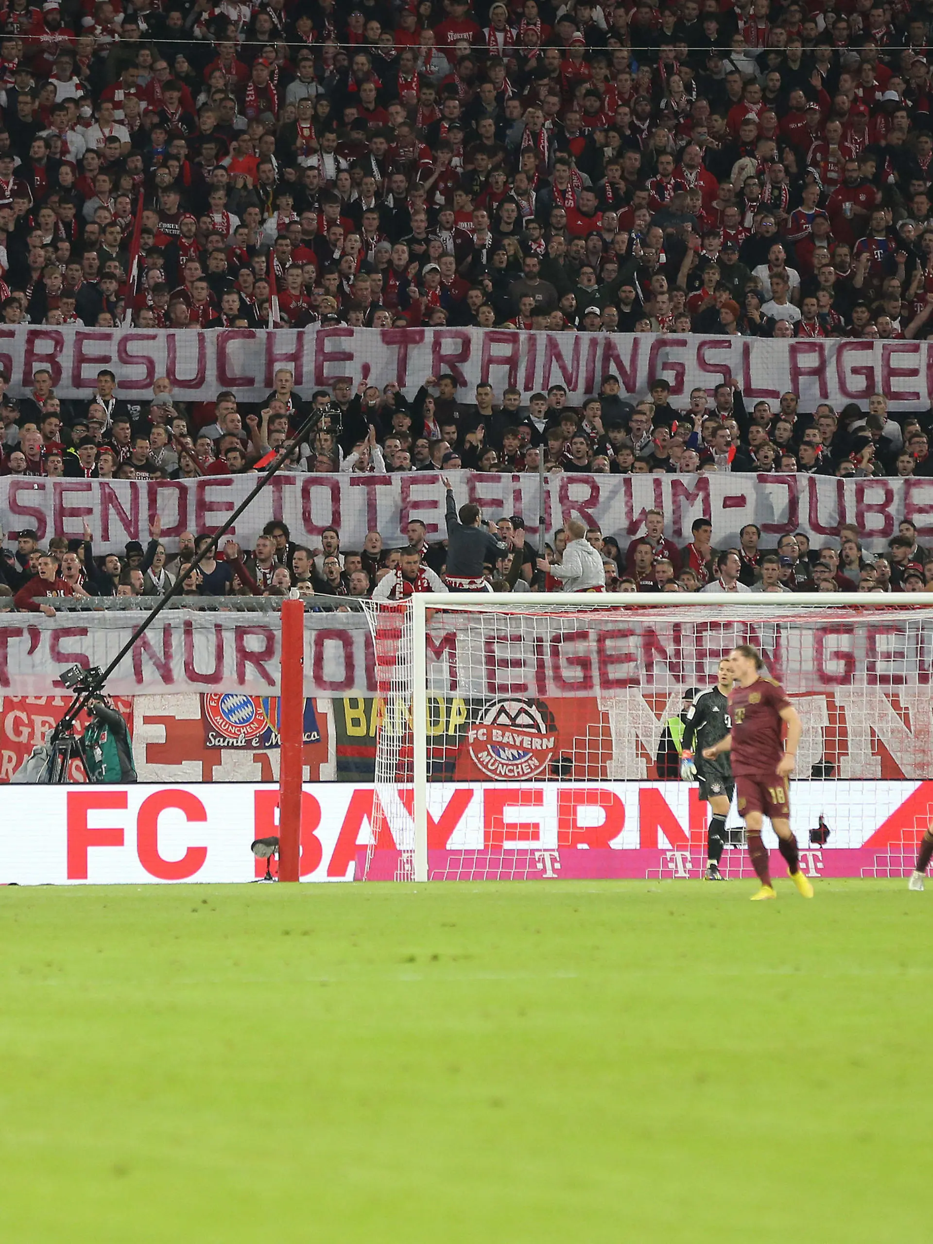 firo : 30.09.2022, Fussball, Fußball, 1. Liga, 1.Bundesliga, Saison 2022/2023, 8.Spieltag FC Bayern München - Bayer 04 Leverkusen Fans, Schal, Fahnen, Banner, Katar, Plakat, Hinterleger, Allgemein, Feature,