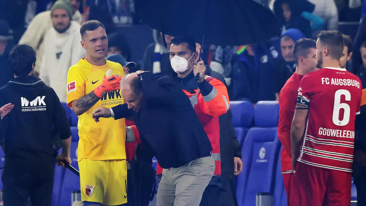 firo : 02.10.2022, Fussball, Fußball, 1.Liga,1.Bundesliga, Saison 2022/2023, FC Schalke 04 - FC Augsburg 2:3 Torwart GIKIEWICZ und Stefan REUTER, Augsburg werden beim Abgang von Schalker Fans beworfen