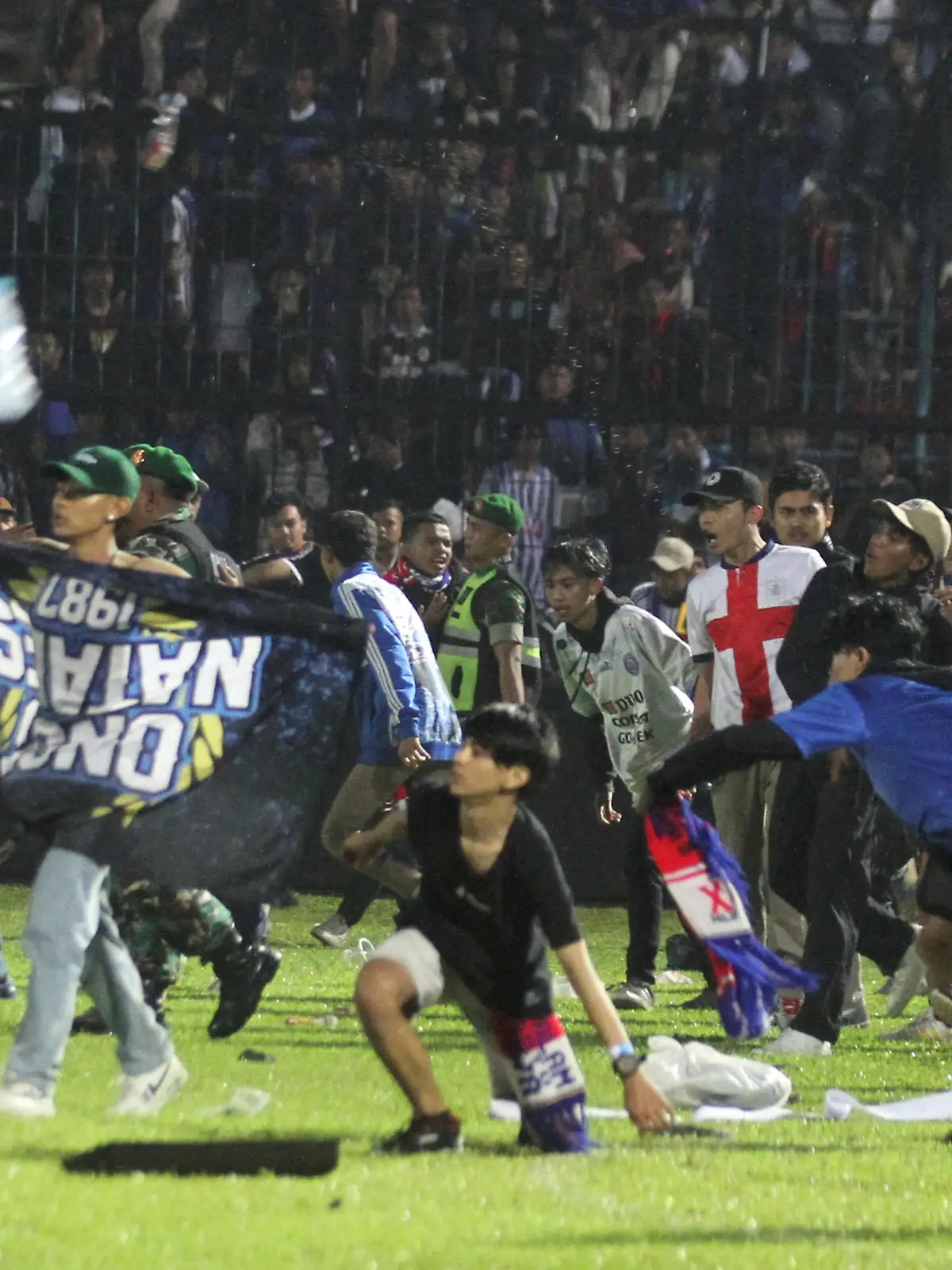 Arema FC supporters enter the field after the team they support lost to Persebaya after the league BRI Liga 1 football match at Kanjuruhan Stadium, Malang, East Java province, Indonesia, October 2, 2022, in this photo taken by Antara Foto. Antara Foto/Ari Bowo Sucipto/via REUTERS    ATTENTION EDITORS - THIS IMAGE HAS BEEN SUPPLIED BY A THIRD PARTY. MANDATORY CREDIT. INDONESIA OUT. NO COMMERCIAL OR EDITORIAL SALES IN INDONESIA.